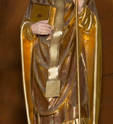 Zdjęcie nr 30: Kamienny ołtarz w jawiszowickim kościele uzyskał kształt prostopadłościanu. Otacza go drewniana obudowa podtrzymująca drewnianą mensę z portatylem. Jego przód zdobi drewniane antepedium ujęte profilowaną ramą z centralnym medalionem z monogramem Marii, otoczonym przez ornament roślinny. Ponad ołtarzem rozpościera się dwukondygnacyjna, architektoniczna nastawa ołtarzowa, flankowana przez dwie bramki. Struktura ołtarza dekorowana jest ciemnozieloną marmoryzacją. Pierwsza kondygnacja retabulum uzyskała trójosiowe założenie wsparte na dwustrefowym cokole, podzielonym płycinami z dekoracją akantową. Artykułują ją dwie pary kolumn o skręconych trzonach i kapitelach kompozytowych. Złocone w całości kolumny podtrzymują belkowanie o wysuniętym gzymsie, wyłamane na ich osi oraz przerwany trójkątny przyczółek. Pole środkowe nastawy wypełnia w całości nisza ujęta profilowaną, złoconą ramą w formie stojącego prostokąta zamkniętego trzema bokami z ośmioboku. W jej wnętrzu znajduje się obraz Matki Boskiej z Dzieciątkiem w typie Matki Boskiej Śnieżnej, zdobiony drewnianą złoconą i srebrzoną sukienką wotywną oraz koronami, a także dwie zasuwy z przedstawieniem św. Marcina, biskupa oraz bł. Salomei. Niszę środkową flankują znajdujące się pomiędzy kolumnami wąskie płyciny zwieńczone konchami. Na ich tle ustawiono figury św. Piotra i św. Pawła. Ponad nimi widoczne są na belkowaniu płaskorzeźbione i złocone girlandy kwiatowe oraz rozety. Na przerwanym przyczółku umieszczono dwie figury siedzących aniołów. Na mensie ołtarza centralnie ustawiono prostopadłościenne tabernakulum w drewnianej obudowie ujęte dwiema kolumienkami kompozytowymi o skręconych trzonach podtrzymujących belkowanie, do którego przymocowano świeczniki na sakramentki. Umieszczony na jego szczycie prosty tron eucharystyczny bez zaplecka flankują dwie figury uskrzydlonych aniołków. Drugą, jednoosiową kondygnację nastawy ujmuje także para złoconych kolumn o skręconych trzonach i kapitelach kompozytowych, ustawionych na cokołach, dźwigających imposty. Pomiędzy kolumnami nad polem z obrazem Wniebowzięcia Matki Boskiej widoczny jest wysunięty fragment gzymsu. Obraz ujęty został złoconą i profilowaną ramą w formie kwadratu o ściętych narożach. Po bokach obrazu na płycinie rozmieszczono złocone dekoracje akantowe. W zwieńczeniu na belkowaniu usytuowano dwa putta flankujące rzeźbę apokaliptycznego baranka leżącego na księdze. Obie kondygnacje ujmują uszaki z akantu suchego. Po bokach nastawy usytuowano dwie bramki flankowane pilastrami. Ich zwężające się ku dołowi trzony podtrzymują nadwieszony łuk półkolisty. Całość zamyka gzyms z centralnie usytuowanym cokołem, na którym stoją figury św. Stanisława i św. Wojciecha. Po ich bokach figur przy ścianach ustawiono rzeźbione i złocone wazony z kwiatami. 