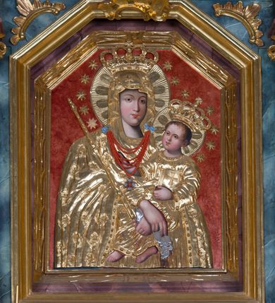 Zdjęcie nr 13: Kamienny ołtarz w jawiszowickim kościele uzyskał kształt prostopadłościanu. Otacza go drewniana obudowa podtrzymująca drewnianą mensę z portatylem. Jego przód zdobi drewniane antepedium ujęte profilowaną ramą z centralnym medalionem z monogramem Marii, otoczonym przez ornament roślinny. Ponad ołtarzem rozpościera się dwukondygnacyjna, architektoniczna nastawa ołtarzowa, flankowana przez dwie bramki. Struktura ołtarza dekorowana jest ciemnozieloną marmoryzacją. Pierwsza kondygnacja retabulum uzyskała trójosiowe założenie wsparte na dwustrefowym cokole, podzielonym płycinami z dekoracją akantową. Artykułują ją dwie pary kolumn o skręconych trzonach i kapitelach kompozytowych. Złocone w całości kolumny podtrzymują belkowanie o wysuniętym gzymsie, wyłamane na ich osi oraz przerwany trójkątny przyczółek. Pole środkowe nastawy wypełnia w całości nisza ujęta profilowaną, złoconą ramą w formie stojącego prostokąta zamkniętego trzema bokami z ośmioboku. W jej wnętrzu znajduje się obraz Matki Boskiej z Dzieciątkiem w typie Matki Boskiej Śnieżnej, zdobiony drewnianą złoconą i srebrzoną sukienką wotywną oraz koronami, a także dwie zasuwy z przedstawieniem św. Marcina, biskupa oraz bł. Salomei. Niszę środkową flankują znajdujące się pomiędzy kolumnami wąskie płyciny zwieńczone konchami. Na ich tle ustawiono figury św. Piotra i św. Pawła. Ponad nimi widoczne są na belkowaniu płaskorzeźbione i złocone girlandy kwiatowe oraz rozety. Na przerwanym przyczółku umieszczono dwie figury siedzących aniołów. Na mensie ołtarza centralnie ustawiono prostopadłościenne tabernakulum w drewnianej obudowie ujęte dwiema kolumienkami kompozytowymi o skręconych trzonach podtrzymujących belkowanie, do którego przymocowano świeczniki na sakramentki. Umieszczony na jego szczycie prosty tron eucharystyczny bez zaplecka flankują dwie figury uskrzydlonych aniołków. Drugą, jednoosiową kondygnację nastawy ujmuje także para złoconych kolumn o skręconych trzonach i kapitelach kompozytowych, ustawionych na cokołach, dźwigających imposty. Pomiędzy kolumnami nad polem z obrazem Wniebowzięcia Matki Boskiej widoczny jest wysunięty fragment gzymsu. Obraz ujęty został złoconą i profilowaną ramą w formie kwadratu o ściętych narożach. Po bokach obrazu na płycinie rozmieszczono złocone dekoracje akantowe. W zwieńczeniu na belkowaniu usytuowano dwa putta flankujące rzeźbę apokaliptycznego baranka leżącego na księdze. Obie kondygnacje ujmują uszaki z akantu suchego. Po bokach nastawy usytuowano dwie bramki flankowane pilastrami. Ich zwężające się ku dołowi trzony podtrzymują nadwieszony łuk półkolisty. Całość zamyka gzyms z centralnie usytuowanym cokołem, na którym stoją figury św. Stanisława i św. Wojciecha. Po ich bokach figur przy ścianach ustawiono rzeźbione i złocone wazony z kwiatami. 