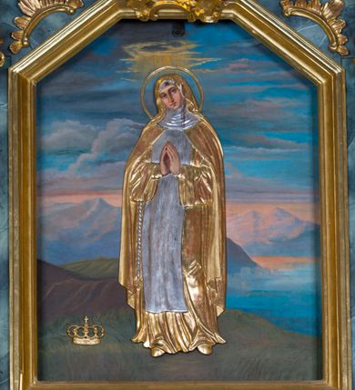 Zdjęcie nr 16: Kamienny ołtarz w jawiszowickim kościele uzyskał kształt prostopadłościanu. Otacza go drewniana obudowa podtrzymująca drewnianą mensę z portatylem. Jego przód zdobi drewniane antepedium ujęte profilowaną ramą z centralnym medalionem z monogramem Marii, otoczonym przez ornament roślinny. Ponad ołtarzem rozpościera się dwukondygnacyjna, architektoniczna nastawa ołtarzowa, flankowana przez dwie bramki. Struktura ołtarza dekorowana jest ciemnozieloną marmoryzacją. Pierwsza kondygnacja retabulum uzyskała trójosiowe założenie wsparte na dwustrefowym cokole, podzielonym płycinami z dekoracją akantową. Artykułują ją dwie pary kolumn o skręconych trzonach i kapitelach kompozytowych. Złocone w całości kolumny podtrzymują belkowanie o wysuniętym gzymsie, wyłamane na ich osi oraz przerwany trójkątny przyczółek. Pole środkowe nastawy wypełnia w całości nisza ujęta profilowaną, złoconą ramą w formie stojącego prostokąta zamkniętego trzema bokami z ośmioboku. W jej wnętrzu znajduje się obraz Matki Boskiej z Dzieciątkiem w typie Matki Boskiej Śnieżnej, zdobiony drewnianą złoconą i srebrzoną sukienką wotywną oraz koronami, a także dwie zasuwy z przedstawieniem św. Marcina, biskupa oraz bł. Salomei. Niszę środkową flankują znajdujące się pomiędzy kolumnami wąskie płyciny zwieńczone konchami. Na ich tle ustawiono figury św. Piotra i św. Pawła. Ponad nimi widoczne są na belkowaniu płaskorzeźbione i złocone girlandy kwiatowe oraz rozety. Na przerwanym przyczółku umieszczono dwie figury siedzących aniołów. Na mensie ołtarza centralnie ustawiono prostopadłościenne tabernakulum w drewnianej obudowie ujęte dwiema kolumienkami kompozytowymi o skręconych trzonach podtrzymujących belkowanie, do którego przymocowano świeczniki na sakramentki. Umieszczony na jego szczycie prosty tron eucharystyczny bez zaplecka flankują dwie figury uskrzydlonych aniołków. Drugą, jednoosiową kondygnację nastawy ujmuje także para złoconych kolumn o skręconych trzonach i kapitelach kompozytowych, ustawionych na cokołach, dźwigających imposty. Pomiędzy kolumnami nad polem z obrazem Wniebowzięcia Matki Boskiej widoczny jest wysunięty fragment gzymsu. Obraz ujęty został złoconą i profilowaną ramą w formie kwadratu o ściętych narożach. Po bokach obrazu na płycinie rozmieszczono złocone dekoracje akantowe. W zwieńczeniu na belkowaniu usytuowano dwa putta flankujące rzeźbę apokaliptycznego baranka leżącego na księdze. Obie kondygnacje ujmują uszaki z akantu suchego. Po bokach nastawy usytuowano dwie bramki flankowane pilastrami. Ich zwężające się ku dołowi trzony podtrzymują nadwieszony łuk półkolisty. Całość zamyka gzyms z centralnie usytuowanym cokołem, na którym stoją figury św. Stanisława i św. Wojciecha. Po ich bokach figur przy ścianach ustawiono rzeźbione i złocone wazony z kwiatami. 