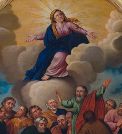 Zdjęcie nr 19: Kamienny ołtarz w jawiszowickim kościele uzyskał kształt prostopadłościanu. Otacza go drewniana obudowa podtrzymująca drewnianą mensę z portatylem. Jego przód zdobi drewniane antepedium ujęte profilowaną ramą z centralnym medalionem z monogramem Marii, otoczonym przez ornament roślinny. Ponad ołtarzem rozpościera się dwukondygnacyjna, architektoniczna nastawa ołtarzowa, flankowana przez dwie bramki. Struktura ołtarza dekorowana jest ciemnozieloną marmoryzacją. Pierwsza kondygnacja retabulum uzyskała trójosiowe założenie wsparte na dwustrefowym cokole, podzielonym płycinami z dekoracją akantową. Artykułują ją dwie pary kolumn o skręconych trzonach i kapitelach kompozytowych. Złocone w całości kolumny podtrzymują belkowanie o wysuniętym gzymsie, wyłamane na ich osi oraz przerwany trójkątny przyczółek. Pole środkowe nastawy wypełnia w całości nisza ujęta profilowaną, złoconą ramą w formie stojącego prostokąta zamkniętego trzema bokami z ośmioboku. W jej wnętrzu znajduje się obraz Matki Boskiej z Dzieciątkiem w typie Matki Boskiej Śnieżnej, zdobiony drewnianą złoconą i srebrzoną sukienką wotywną oraz koronami, a także dwie zasuwy z przedstawieniem św. Marcina, biskupa oraz bł. Salomei. Niszę środkową flankują znajdujące się pomiędzy kolumnami wąskie płyciny zwieńczone konchami. Na ich tle ustawiono figury św. Piotra i św. Pawła. Ponad nimi widoczne są na belkowaniu płaskorzeźbione i złocone girlandy kwiatowe oraz rozety. Na przerwanym przyczółku umieszczono dwie figury siedzących aniołów. Na mensie ołtarza centralnie ustawiono prostopadłościenne tabernakulum w drewnianej obudowie ujęte dwiema kolumienkami kompozytowymi o skręconych trzonach podtrzymujących belkowanie, do którego przymocowano świeczniki na sakramentki. Umieszczony na jego szczycie prosty tron eucharystyczny bez zaplecka flankują dwie figury uskrzydlonych aniołków. Drugą, jednoosiową kondygnację nastawy ujmuje także para złoconych kolumn o skręconych trzonach i kapitelach kompozytowych, ustawionych na cokołach, dźwigających imposty. Pomiędzy kolumnami nad polem z obrazem Wniebowzięcia Matki Boskiej widoczny jest wysunięty fragment gzymsu. Obraz ujęty został złoconą i profilowaną ramą w formie kwadratu o ściętych narożach. Po bokach obrazu na płycinie rozmieszczono złocone dekoracje akantowe. W zwieńczeniu na belkowaniu usytuowano dwa putta flankujące rzeźbę apokaliptycznego baranka leżącego na księdze. Obie kondygnacje ujmują uszaki z akantu suchego. Po bokach nastawy usytuowano dwie bramki flankowane pilastrami. Ich zwężające się ku dołowi trzony podtrzymują nadwieszony łuk półkolisty. Całość zamyka gzyms z centralnie usytuowanym cokołem, na którym stoją figury św. Stanisława i św. Wojciecha. Po ich bokach figur przy ścianach ustawiono rzeźbione i złocone wazony z kwiatami. 