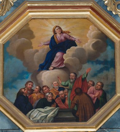 Zdjęcie nr 18: Kamienny ołtarz w jawiszowickim kościele uzyskał kształt prostopadłościanu. Otacza go drewniana obudowa podtrzymująca drewnianą mensę z portatylem. Jego przód zdobi drewniane antepedium ujęte profilowaną ramą z centralnym medalionem z monogramem Marii, otoczonym przez ornament roślinny. Ponad ołtarzem rozpościera się dwukondygnacyjna, architektoniczna nastawa ołtarzowa, flankowana przez dwie bramki. Struktura ołtarza dekorowana jest ciemnozieloną marmoryzacją. Pierwsza kondygnacja retabulum uzyskała trójosiowe założenie wsparte na dwustrefowym cokole, podzielonym płycinami z dekoracją akantową. Artykułują ją dwie pary kolumn o skręconych trzonach i kapitelach kompozytowych. Złocone w całości kolumny podtrzymują belkowanie o wysuniętym gzymsie, wyłamane na ich osi oraz przerwany trójkątny przyczółek. Pole środkowe nastawy wypełnia w całości nisza ujęta profilowaną, złoconą ramą w formie stojącego prostokąta zamkniętego trzema bokami z ośmioboku. W jej wnętrzu znajduje się obraz Matki Boskiej z Dzieciątkiem w typie Matki Boskiej Śnieżnej, zdobiony drewnianą złoconą i srebrzoną sukienką wotywną oraz koronami, a także dwie zasuwy z przedstawieniem św. Marcina, biskupa oraz bł. Salomei. Niszę środkową flankują znajdujące się pomiędzy kolumnami wąskie płyciny zwieńczone konchami. Na ich tle ustawiono figury św. Piotra i św. Pawła. Ponad nimi widoczne są na belkowaniu płaskorzeźbione i złocone girlandy kwiatowe oraz rozety. Na przerwanym przyczółku umieszczono dwie figury siedzących aniołów. Na mensie ołtarza centralnie ustawiono prostopadłościenne tabernakulum w drewnianej obudowie ujęte dwiema kolumienkami kompozytowymi o skręconych trzonach podtrzymujących belkowanie, do którego przymocowano świeczniki na sakramentki. Umieszczony na jego szczycie prosty tron eucharystyczny bez zaplecka flankują dwie figury uskrzydlonych aniołków. Drugą, jednoosiową kondygnację nastawy ujmuje także para złoconych kolumn o skręconych trzonach i kapitelach kompozytowych, ustawionych na cokołach, dźwigających imposty. Pomiędzy kolumnami nad polem z obrazem Wniebowzięcia Matki Boskiej widoczny jest wysunięty fragment gzymsu. Obraz ujęty został złoconą i profilowaną ramą w formie kwadratu o ściętych narożach. Po bokach obrazu na płycinie rozmieszczono złocone dekoracje akantowe. W zwieńczeniu na belkowaniu usytuowano dwa putta flankujące rzeźbę apokaliptycznego baranka leżącego na księdze. Obie kondygnacje ujmują uszaki z akantu suchego. Po bokach nastawy usytuowano dwie bramki flankowane pilastrami. Ich zwężające się ku dołowi trzony podtrzymują nadwieszony łuk półkolisty. Całość zamyka gzyms z centralnie usytuowanym cokołem, na którym stoją figury św. Stanisława i św. Wojciecha. Po ich bokach figur przy ścianach ustawiono rzeźbione i złocone wazony z kwiatami. 