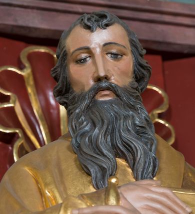 Zdjęcie nr 12: Kamienny ołtarz w jawiszowickim kościele uzyskał kształt prostopadłościanu. Otacza go drewniana obudowa podtrzymująca drewnianą mensę z portatylem. Jego przód zdobi drewniane antepedium ujęte profilowaną ramą z centralnym medalionem z monogramem Marii, otoczonym przez ornament roślinny. Ponad ołtarzem rozpościera się dwukondygnacyjna, architektoniczna nastawa ołtarzowa, flankowana przez dwie bramki. Struktura ołtarza dekorowana jest ciemnozieloną marmoryzacją. Pierwsza kondygnacja retabulum uzyskała trójosiowe założenie wsparte na dwustrefowym cokole, podzielonym płycinami z dekoracją akantową. Artykułują ją dwie pary kolumn o skręconych trzonach i kapitelach kompozytowych. Złocone w całości kolumny podtrzymują belkowanie o wysuniętym gzymsie, wyłamane na ich osi oraz przerwany trójkątny przyczółek. Pole środkowe nastawy wypełnia w całości nisza ujęta profilowaną, złoconą ramą w formie stojącego prostokąta zamkniętego trzema bokami z ośmioboku. W jej wnętrzu znajduje się obraz Matki Boskiej z Dzieciątkiem w typie Matki Boskiej Śnieżnej, zdobiony drewnianą złoconą i srebrzoną sukienką wotywną oraz koronami, a także dwie zasuwy z przedstawieniem św. Marcina, biskupa oraz bł. Salomei. Niszę środkową flankują znajdujące się pomiędzy kolumnami wąskie płyciny zwieńczone konchami. Na ich tle ustawiono figury św. Piotra i św. Pawła. Ponad nimi widoczne są na belkowaniu płaskorzeźbione i złocone girlandy kwiatowe oraz rozety. Na przerwanym przyczółku umieszczono dwie figury siedzących aniołów. Na mensie ołtarza centralnie ustawiono prostopadłościenne tabernakulum w drewnianej obudowie ujęte dwiema kolumienkami kompozytowymi o skręconych trzonach podtrzymujących belkowanie, do którego przymocowano świeczniki na sakramentki. Umieszczony na jego szczycie prosty tron eucharystyczny bez zaplecka flankują dwie figury uskrzydlonych aniołków. Drugą, jednoosiową kondygnację nastawy ujmuje także para złoconych kolumn o skręconych trzonach i kapitelach kompozytowych, ustawionych na cokołach, dźwigających imposty. Pomiędzy kolumnami nad polem z obrazem Wniebowzięcia Matki Boskiej widoczny jest wysunięty fragment gzymsu. Obraz ujęty został złoconą i profilowaną ramą w formie kwadratu o ściętych narożach. Po bokach obrazu na płycinie rozmieszczono złocone dekoracje akantowe. W zwieńczeniu na belkowaniu usytuowano dwa putta flankujące rzeźbę apokaliptycznego baranka leżącego na księdze. Obie kondygnacje ujmują uszaki z akantu suchego. Po bokach nastawy usytuowano dwie bramki flankowane pilastrami. Ich zwężające się ku dołowi trzony podtrzymują nadwieszony łuk półkolisty. Całość zamyka gzyms z centralnie usytuowanym cokołem, na którym stoją figury św. Stanisława i św. Wojciecha. Po ich bokach figur przy ścianach ustawiono rzeźbione i złocone wazony z kwiatami. 