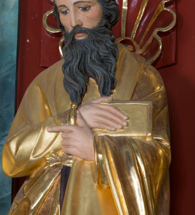 Zdjęcie nr 8: Kamienny ołtarz w jawiszowickim kościele uzyskał kształt prostopadłościanu. Otacza go drewniana obudowa podtrzymująca drewnianą mensę z portatylem. Jego przód zdobi drewniane antepedium ujęte profilowaną ramą z centralnym medalionem z monogramem Marii, otoczonym przez ornament roślinny. Ponad ołtarzem rozpościera się dwukondygnacyjna, architektoniczna nastawa ołtarzowa, flankowana przez dwie bramki. Struktura ołtarza dekorowana jest ciemnozieloną marmoryzacją. Pierwsza kondygnacja retabulum uzyskała trójosiowe założenie wsparte na dwustrefowym cokole, podzielonym płycinami z dekoracją akantową. Artykułują ją dwie pary kolumn o skręconych trzonach i kapitelach kompozytowych. Złocone w całości kolumny podtrzymują belkowanie o wysuniętym gzymsie, wyłamane na ich osi oraz przerwany trójkątny przyczółek. Pole środkowe nastawy wypełnia w całości nisza ujęta profilowaną, złoconą ramą w formie stojącego prostokąta zamkniętego trzema bokami z ośmioboku. W jej wnętrzu znajduje się obraz Matki Boskiej z Dzieciątkiem w typie Matki Boskiej Śnieżnej, zdobiony drewnianą złoconą i srebrzoną sukienką wotywną oraz koronami, a także dwie zasuwy z przedstawieniem św. Marcina, biskupa oraz bł. Salomei. Niszę środkową flankują znajdujące się pomiędzy kolumnami wąskie płyciny zwieńczone konchami. Na ich tle ustawiono figury św. Piotra i św. Pawła. Ponad nimi widoczne są na belkowaniu płaskorzeźbione i złocone girlandy kwiatowe oraz rozety. Na przerwanym przyczółku umieszczono dwie figury siedzących aniołów. Na mensie ołtarza centralnie ustawiono prostopadłościenne tabernakulum w drewnianej obudowie ujęte dwiema kolumienkami kompozytowymi o skręconych trzonach podtrzymujących belkowanie, do którego przymocowano świeczniki na sakramentki. Umieszczony na jego szczycie prosty tron eucharystyczny bez zaplecka flankują dwie figury uskrzydlonych aniołków. Drugą, jednoosiową kondygnację nastawy ujmuje także para złoconych kolumn o skręconych trzonach i kapitelach kompozytowych, ustawionych na cokołach, dźwigających imposty. Pomiędzy kolumnami nad polem z obrazem Wniebowzięcia Matki Boskiej widoczny jest wysunięty fragment gzymsu. Obraz ujęty został złoconą i profilowaną ramą w formie kwadratu o ściętych narożach. Po bokach obrazu na płycinie rozmieszczono złocone dekoracje akantowe. W zwieńczeniu na belkowaniu usytuowano dwa putta flankujące rzeźbę apokaliptycznego baranka leżącego na księdze. Obie kondygnacje ujmują uszaki z akantu suchego. Po bokach nastawy usytuowano dwie bramki flankowane pilastrami. Ich zwężające się ku dołowi trzony podtrzymują nadwieszony łuk półkolisty. Całość zamyka gzyms z centralnie usytuowanym cokołem, na którym stoją figury św. Stanisława i św. Wojciecha. Po ich bokach figur przy ścianach ustawiono rzeźbione i złocone wazony z kwiatami. 