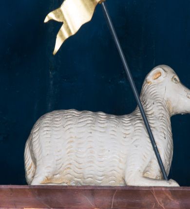 Zdjęcie nr 40: Kamienny ołtarz w jawiszowickim kościele uzyskał kształt prostopadłościanu. Otacza go drewniana obudowa podtrzymująca drewnianą mensę z portatylem. Jego przód zdobi drewniane antepedium ujęte profilowaną ramą z centralnym medalionem z monogramem Marii, otoczonym przez ornament roślinny. Ponad ołtarzem rozpościera się dwukondygnacyjna, architektoniczna nastawa ołtarzowa, flankowana przez dwie bramki. Struktura ołtarza dekorowana jest ciemnozieloną marmoryzacją. Pierwsza kondygnacja retabulum uzyskała trójosiowe założenie wsparte na dwustrefowym cokole, podzielonym płycinami z dekoracją akantową. Artykułują ją dwie pary kolumn o skręconych trzonach i kapitelach kompozytowych. Złocone w całości kolumny podtrzymują belkowanie o wysuniętym gzymsie, wyłamane na ich osi oraz przerwany trójkątny przyczółek. Pole środkowe nastawy wypełnia w całości nisza ujęta profilowaną, złoconą ramą w formie stojącego prostokąta zamkniętego trzema bokami z ośmioboku. W jej wnętrzu znajduje się obraz Matki Boskiej z Dzieciątkiem w typie Matki Boskiej Śnieżnej, zdobiony drewnianą złoconą i srebrzoną sukienką wotywną oraz koronami, a także dwie zasuwy z przedstawieniem św. Marcina, biskupa oraz bł. Salomei. Niszę środkową flankują znajdujące się pomiędzy kolumnami wąskie płyciny zwieńczone konchami. Na ich tle ustawiono figury św. Piotra i św. Pawła. Ponad nimi widoczne są na belkowaniu płaskorzeźbione i złocone girlandy kwiatowe oraz rozety. Na przerwanym przyczółku umieszczono dwie figury siedzących aniołów. Na mensie ołtarza centralnie ustawiono prostopadłościenne tabernakulum w drewnianej obudowie ujęte dwiema kolumienkami kompozytowymi o skręconych trzonach podtrzymujących belkowanie, do którego przymocowano świeczniki na sakramentki. Umieszczony na jego szczycie prosty tron eucharystyczny bez zaplecka flankują dwie figury uskrzydlonych aniołków. Drugą, jednoosiową kondygnację nastawy ujmuje także para złoconych kolumn o skręconych trzonach i kapitelach kompozytowych, ustawionych na cokołach, dźwigających imposty. Pomiędzy kolumnami nad polem z obrazem Wniebowzięcia Matki Boskiej widoczny jest wysunięty fragment gzymsu. Obraz ujęty został złoconą i profilowaną ramą w formie kwadratu o ściętych narożach. Po bokach obrazu na płycinie rozmieszczono złocone dekoracje akantowe. W zwieńczeniu na belkowaniu usytuowano dwa putta flankujące rzeźbę apokaliptycznego baranka leżącego na księdze. Obie kondygnacje ujmują uszaki z akantu suchego. Po bokach nastawy usytuowano dwie bramki flankowane pilastrami. Ich zwężające się ku dołowi trzony podtrzymują nadwieszony łuk półkolisty. Całość zamyka gzyms z centralnie usytuowanym cokołem, na którym stoją figury św. Stanisława i św. Wojciecha. Po ich bokach figur przy ścianach ustawiono rzeźbione i złocone wazony z kwiatami. 