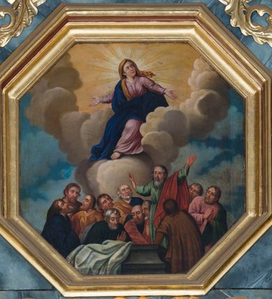 Zdjęcie nr 17: Kamienny ołtarz w jawiszowickim kościele uzyskał kształt prostopadłościanu. Otacza go drewniana obudowa podtrzymująca drewnianą mensę z portatylem. Jego przód zdobi drewniane antepedium ujęte profilowaną ramą z centralnym medalionem z monogramem Marii, otoczonym przez ornament roślinny. Ponad ołtarzem rozpościera się dwukondygnacyjna, architektoniczna nastawa ołtarzowa, flankowana przez dwie bramki. Struktura ołtarza dekorowana jest ciemnozieloną marmoryzacją. Pierwsza kondygnacja retabulum uzyskała trójosiowe założenie wsparte na dwustrefowym cokole, podzielonym płycinami z dekoracją akantową. Artykułują ją dwie pary kolumn o skręconych trzonach i kapitelach kompozytowych. Złocone w całości kolumny podtrzymują belkowanie o wysuniętym gzymsie, wyłamane na ich osi oraz przerwany trójkątny przyczółek. Pole środkowe nastawy wypełnia w całości nisza ujęta profilowaną, złoconą ramą w formie stojącego prostokąta zamkniętego trzema bokami z ośmioboku. W jej wnętrzu znajduje się obraz Matki Boskiej z Dzieciątkiem w typie Matki Boskiej Śnieżnej, zdobiony drewnianą złoconą i srebrzoną sukienką wotywną oraz koronami, a także dwie zasuwy z przedstawieniem św. Marcina, biskupa oraz bł. Salomei. Niszę środkową flankują znajdujące się pomiędzy kolumnami wąskie płyciny zwieńczone konchami. Na ich tle ustawiono figury św. Piotra i św. Pawła. Ponad nimi widoczne są na belkowaniu płaskorzeźbione i złocone girlandy kwiatowe oraz rozety. Na przerwanym przyczółku umieszczono dwie figury siedzących aniołów. Na mensie ołtarza centralnie ustawiono prostopadłościenne tabernakulum w drewnianej obudowie ujęte dwiema kolumienkami kompozytowymi o skręconych trzonach podtrzymujących belkowanie, do którego przymocowano świeczniki na sakramentki. Umieszczony na jego szczycie prosty tron eucharystyczny bez zaplecka flankują dwie figury uskrzydlonych aniołków. Drugą, jednoosiową kondygnację nastawy ujmuje także para złoconych kolumn o skręconych trzonach i kapitelach kompozytowych, ustawionych na cokołach, dźwigających imposty. Pomiędzy kolumnami nad polem z obrazem Wniebowzięcia Matki Boskiej widoczny jest wysunięty fragment gzymsu. Obraz ujęty został złoconą i profilowaną ramą w formie kwadratu o ściętych narożach. Po bokach obrazu na płycinie rozmieszczono złocone dekoracje akantowe. W zwieńczeniu na belkowaniu usytuowano dwa putta flankujące rzeźbę apokaliptycznego baranka leżącego na księdze. Obie kondygnacje ujmują uszaki z akantu suchego. Po bokach nastawy usytuowano dwie bramki flankowane pilastrami. Ich zwężające się ku dołowi trzony podtrzymują nadwieszony łuk półkolisty. Całość zamyka gzyms z centralnie usytuowanym cokołem, na którym stoją figury św. Stanisława i św. Wojciecha. Po ich bokach figur przy ścianach ustawiono rzeźbione i złocone wazony z kwiatami. 