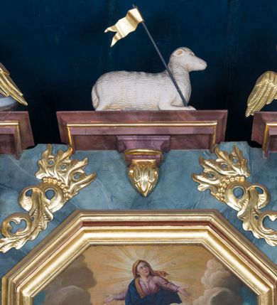 Zdjęcie nr 37: Kamienny ołtarz w jawiszowickim kościele uzyskał kształt prostopadłościanu. Otacza go drewniana obudowa podtrzymująca drewnianą mensę z portatylem. Jego przód zdobi drewniane antepedium ujęte profilowaną ramą z centralnym medalionem z monogramem Marii, otoczonym przez ornament roślinny. Ponad ołtarzem rozpościera się dwukondygnacyjna, architektoniczna nastawa ołtarzowa, flankowana przez dwie bramki. Struktura ołtarza dekorowana jest ciemnozieloną marmoryzacją. Pierwsza kondygnacja retabulum uzyskała trójosiowe założenie wsparte na dwustrefowym cokole, podzielonym płycinami z dekoracją akantową. Artykułują ją dwie pary kolumn o skręconych trzonach i kapitelach kompozytowych. Złocone w całości kolumny podtrzymują belkowanie o wysuniętym gzymsie, wyłamane na ich osi oraz przerwany trójkątny przyczółek. Pole środkowe nastawy wypełnia w całości nisza ujęta profilowaną, złoconą ramą w formie stojącego prostokąta zamkniętego trzema bokami z ośmioboku. W jej wnętrzu znajduje się obraz Matki Boskiej z Dzieciątkiem w typie Matki Boskiej Śnieżnej, zdobiony drewnianą złoconą i srebrzoną sukienką wotywną oraz koronami, a także dwie zasuwy z przedstawieniem św. Marcina, biskupa oraz bł. Salomei. Niszę środkową flankują znajdujące się pomiędzy kolumnami wąskie płyciny zwieńczone konchami. Na ich tle ustawiono figury św. Piotra i św. Pawła. Ponad nimi widoczne są na belkowaniu płaskorzeźbione i złocone girlandy kwiatowe oraz rozety. Na przerwanym przyczółku umieszczono dwie figury siedzących aniołów. Na mensie ołtarza centralnie ustawiono prostopadłościenne tabernakulum w drewnianej obudowie ujęte dwiema kolumienkami kompozytowymi o skręconych trzonach podtrzymujących belkowanie, do którego przymocowano świeczniki na sakramentki. Umieszczony na jego szczycie prosty tron eucharystyczny bez zaplecka flankują dwie figury uskrzydlonych aniołków. Drugą, jednoosiową kondygnację nastawy ujmuje także para złoconych kolumn o skręconych trzonach i kapitelach kompozytowych, ustawionych na cokołach, dźwigających imposty. Pomiędzy kolumnami nad polem z obrazem Wniebowzięcia Matki Boskiej widoczny jest wysunięty fragment gzymsu. Obraz ujęty został złoconą i profilowaną ramą w formie kwadratu o ściętych narożach. Po bokach obrazu na płycinie rozmieszczono złocone dekoracje akantowe. W zwieńczeniu na belkowaniu usytuowano dwa putta flankujące rzeźbę apokaliptycznego baranka leżącego na księdze. Obie kondygnacje ujmują uszaki z akantu suchego. Po bokach nastawy usytuowano dwie bramki flankowane pilastrami. Ich zwężające się ku dołowi trzony podtrzymują nadwieszony łuk półkolisty. Całość zamyka gzyms z centralnie usytuowanym cokołem, na którym stoją figury św. Stanisława i św. Wojciecha. Po ich bokach figur przy ścianach ustawiono rzeźbione i złocone wazony z kwiatami. 