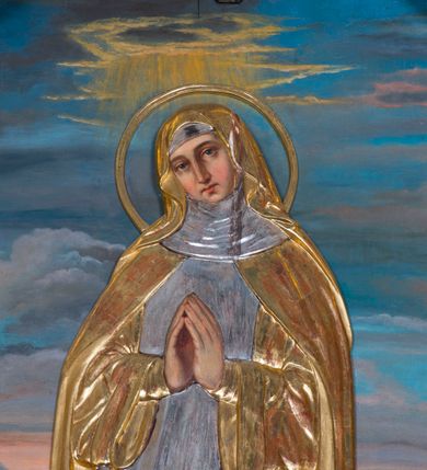 Zdjęcie nr 4: Obraz w kształcie wydłużonego prostokąta przedstawia stojącą w całej postaci w nieznacznym kontrapoście bł. Salomeę na tle górzystego krajobrazu. Błogosławiona została ukazana frontalne ze złożonymi na piersi dłońmi do modlitwy, z lekkim przechyleniem głowy w prawą stronę. Salomea ma pociągłą twarz o rumianych policzkach, wydatny prosty nos i mięsiste wargi. Jej głowę otacza kolisty nimb. Ubrana jest w strój klaryski z zakonnym welonem na głowie i podwiką pod szyją. Na ramionach ma narzucony płaszcz spięty pod szyją, odsłaniający habit ze szkaplerzem przewiązany w talii sznurem zakończonym krzyżykiem. Przy ziemi spod habitu widoczne są czubki butów. Całą postać okrywa drewniana, płaskorzeźbiona, złocona i srebrzona sukienka wotywna, która najprawdopodobniej powtarza pierwotny układ szat bł. Salomei. W lewym rogu obrazu u stóp błogosławionej leży złocona, drewniana korona zamknięta. Salomea stoi na trawiastym gruncie. Za nią rozpościera się górzysty krajobraz utrzymany w tonacji błękitno-różowej z widocznym fragmentem jeziora okrytego mgłą. Ponad górami przedstawiono niebo z bladoniebieskimi obłokami oraz wyraźnie zaznaczoną światłością jaśniejącą ponad głową błogosławionej.   