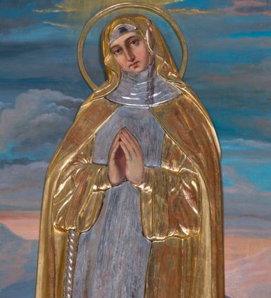 Zdjęcie nr 3: Obraz w kształcie wydłużonego prostokąta przedstawia stojącą w całej postaci w nieznacznym kontrapoście bł. Salomeę na tle górzystego krajobrazu. Błogosławiona została ukazana frontalne ze złożonymi na piersi dłońmi do modlitwy, z lekkim przechyleniem głowy w prawą stronę. Salomea ma pociągłą twarz o rumianych policzkach, wydatny prosty nos i mięsiste wargi. Jej głowę otacza kolisty nimb. Ubrana jest w strój klaryski z zakonnym welonem na głowie i podwiką pod szyją. Na ramionach ma narzucony płaszcz spięty pod szyją, odsłaniający habit ze szkaplerzem przewiązany w talii sznurem zakończonym krzyżykiem. Przy ziemi spod habitu widoczne są czubki butów. Całą postać okrywa drewniana, płaskorzeźbiona, złocona i srebrzona sukienka wotywna, która najprawdopodobniej powtarza pierwotny układ szat bł. Salomei. W lewym rogu obrazu u stóp błogosławionej leży złocona, drewniana korona zamknięta. Salomea stoi na trawiastym gruncie. Za nią rozpościera się górzysty krajobraz utrzymany w tonacji błękitno-różowej z widocznym fragmentem jeziora okrytego mgłą. Ponad górami przedstawiono niebo z bladoniebieskimi obłokami oraz wyraźnie zaznaczoną światłością jaśniejącą ponad głową błogosławionej.   