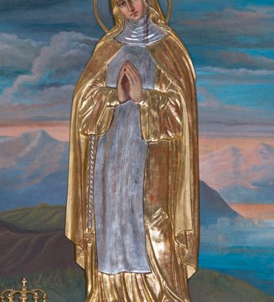 Zdjęcie nr 2: Obraz w kształcie wydłużonego prostokąta przedstawia stojącą w całej postaci w nieznacznym kontrapoście bł. Salomeę na tle górzystego krajobrazu. Błogosławiona została ukazana frontalne ze złożonymi na piersi dłońmi do modlitwy, z lekkim przechyleniem głowy w prawą stronę. Salomea ma pociągłą twarz o rumianych policzkach, wydatny prosty nos i mięsiste wargi. Jej głowę otacza kolisty nimb. Ubrana jest w strój klaryski z zakonnym welonem na głowie i podwiką pod szyją. Na ramionach ma narzucony płaszcz spięty pod szyją, odsłaniający habit ze szkaplerzem przewiązany w talii sznurem zakończonym krzyżykiem. Przy ziemi spod habitu widoczne są czubki butów. Całą postać okrywa drewniana, płaskorzeźbiona, złocona i srebrzona sukienka wotywna, która najprawdopodobniej powtarza pierwotny układ szat bł. Salomei. W lewym rogu obrazu u stóp błogosławionej leży złocona, drewniana korona zamknięta. Salomea stoi na trawiastym gruncie. Za nią rozpościera się górzysty krajobraz utrzymany w tonacji błękitno-różowej z widocznym fragmentem jeziora okrytego mgłą. Ponad górami przedstawiono niebo z bladoniebieskimi obłokami oraz wyraźnie zaznaczoną światłością jaśniejącą ponad głową błogosławionej.   