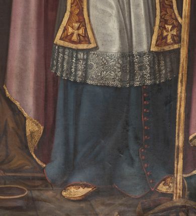 Zdjęcie nr 13: Obraz uzyskał kształt stojącego prostokąta. W centrum ukazano całopostaciowe przedstawienie św. Marcina z Tours jako biskupa. Święty został  wyobrażony frontalnie w nieznacznym kontrapoście z lekkim skłonem głowy w prawo. W lewej ręce trzyma pastorał, prawą natomiast unosi na wysokości piersi w geście błogosławieństwa. Jest to dojrzały mężczyzna o pociągłej twarzy otoczonej brązowym, kędzierzawym zarostem i włosami. Ma wyraziste oczy o spojrzeniu skierowanym ku górze, zmarszczone brwi, prosty, wydatny nos i usta. Ubrany jest w niebieską sutannę i mucet z czerwonymi guzikami i obszywkami. Spod rozpiętego od dołu mucetu widoczna jest biała komża z koronkowym obszyciem u spodu i cynobrowa stuła dekorowana ornamentem roślinnym. Nieznacznie rozszerzone końce stuły dekorują złociste krzyżyki. Na ramionach święty ma ubraną kapę liturgiczną, spod której widoczny jest na piersi złoty krzyż pektoralny. Cynobrowa kapa podbita jasnym fioletem spięta jest pod szyją kosztowną fibulą z klejnotem. Jej poły dekoruje złocisty ornament roślinny, a obramienia szeroka, złocista borta z motywem grzebykowania. Święty Marcin ma na głowie bladoniebieską infułę ze złocistym cirkulusem i podobnym obszyciem krańców zdobionych grzebykowaniem. Na środku infuły widoczny jest oprawiany w złoto klejnot. Jego głowę otacza świetlisty nimb przechodzący w jasną poświatę. Biskup na rękach ma ubrane cynobrowe rękawiczki pontyfikalne z rozszerzonymi limbusami zdobionymi krzyżykami równoramiennymi. Na serdecznym palcu prawej ręki widoczny jest pierścień biskupi z szafirem otoczonym brylancikami. Spod sutanny wystają czubki złocistych butów pontyfikalnych także zdobionych krzyżykami. Trzymany przez niego złoty pastorał zakończony jest krzywaśnią utworzoną z wygiętej wici akantowej z czteropłatkowym kwiatem w środku. W lewym dolnym rogu obrazu u stóp św. Marcina siedzi na kamiennych płytach pokrywających ziemię żebrak. Jego postać jest zmniejszona w stosunku do świętego. Jest to starszy mężczyzna o siwiejącym zaroście i włosach zaczesanych z przedziałkiem na środku głowy. Prawą ręką wspiera się o ziemię, przyciskając drewniany kostur. Lewą natomiast przykłada do piersi. Głowę i swoje spojrzenie kieruje w stronę stojącego biskupa. Żebrak ma pociągłą twarz o czole pokrytym zmarszczkami, wydatny, prosty nos i usta. Okrywa go jasnobrązowy łachman odsłaniający lewe ramię i fragment torsu. Przed nim leży na posadzce drewniane, płaskie naczynie z dłuższym uchwytem. Żebrak został ukazany na tle brunatnej ściany, której górną część okrywają jasnobrunatne i błękitnawe obłoki stanowiące tło dla postaci Marcina. Na obłokach z lewej strony widać nieproporcjonalnie małą postać Chrystusa. Zbawiciel siedząc na obłokach trzyma oparty o prawe ramię drewniany krzyż. Jego głowę otaczają brązowe włosy spływające na ramiona i broda. Twarz jest owalna z różowymi policzkami i wyraźnym nosem i ustami. Na jego dłoniach, boku i stopach widoczne są rany po męce. Postać Chrystusa okrywa czerwony, rozwiany całun odsłaniający jego nagi tors. U stóp Zbawiciela widoczne są dwie uskrzydlone główki aniołków o pucułowatych twarzach, rumianych policzkach i jasnych włosach. W prawym rogu obrazu u stóp św. Marcina leży charakterystycznie wygięty łuk, antyczny kirys oraz hełm ze szkarłatnym pióropuszem. Z tyłu widać bryłę kościoła z wyodrębnioną wieżą, nawą i prezbiterium, nakrytymi czerwoną dachówką.  