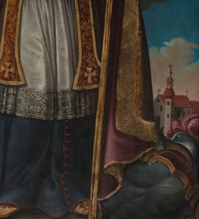 Zdjęcie nr 3: Obraz uzyskał kształt stojącego prostokąta. W centrum ukazano całopostaciowe przedstawienie św. Marcina z Tours jako biskupa. Święty został  wyobrażony frontalnie w nieznacznym kontrapoście z lekkim skłonem głowy w prawo. W lewej ręce trzyma pastorał, prawą natomiast unosi na wysokości piersi w geście błogosławieństwa. Jest to dojrzały mężczyzna o pociągłej twarzy otoczonej brązowym, kędzierzawym zarostem i włosami. Ma wyraziste oczy o spojrzeniu skierowanym ku górze, zmarszczone brwi, prosty, wydatny nos i usta. Ubrany jest w niebieską sutannę i mucet z czerwonymi guzikami i obszywkami. Spod rozpiętego od dołu mucetu widoczna jest biała komża z koronkowym obszyciem u spodu i cynobrowa stuła dekorowana ornamentem roślinnym. Nieznacznie rozszerzone końce stuły dekorują złociste krzyżyki. Na ramionach święty ma ubraną kapę liturgiczną, spod której widoczny jest na piersi złoty krzyż pektoralny. Cynobrowa kapa podbita jasnym fioletem spięta jest pod szyją kosztowną fibulą z klejnotem. Jej poły dekoruje złocisty ornament roślinny, a obramienia szeroka, złocista borta z motywem grzebykowania. Święty Marcin ma na głowie bladoniebieską infułę ze złocistym cirkulusem i podobnym obszyciem krańców zdobionych grzebykowaniem. Na środku infuły widoczny jest oprawiany w złoto klejnot. Jego głowę otacza świetlisty nimb przechodzący w jasną poświatę. Biskup na rękach ma ubrane cynobrowe rękawiczki pontyfikalne z rozszerzonymi limbusami zdobionymi krzyżykami równoramiennymi. Na serdecznym palcu prawej ręki widoczny jest pierścień biskupi z szafirem otoczonym brylancikami. Spod sutanny wystają czubki złocistych butów pontyfikalnych także zdobionych krzyżykami. Trzymany przez niego złoty pastorał zakończony jest krzywaśnią utworzoną z wygiętej wici akantowej z czteropłatkowym kwiatem w środku. W lewym dolnym rogu obrazu u stóp św. Marcina siedzi na kamiennych płytach pokrywających ziemię żebrak. Jego postać jest zmniejszona w stosunku do świętego. Jest to starszy mężczyzna o siwiejącym zaroście i włosach zaczesanych z przedziałkiem na środku głowy. Prawą ręką wspiera się o ziemię, przyciskając drewniany kostur. Lewą natomiast przykłada do piersi. Głowę i swoje spojrzenie kieruje w stronę stojącego biskupa. Żebrak ma pociągłą twarz o czole pokrytym zmarszczkami, wydatny, prosty nos i usta. Okrywa go jasnobrązowy łachman odsłaniający lewe ramię i fragment torsu. Przed nim leży na posadzce drewniane, płaskie naczynie z dłuższym uchwytem. Żebrak został ukazany na tle brunatnej ściany, której górną część okrywają jasnobrunatne i błękitnawe obłoki stanowiące tło dla postaci Marcina. Na obłokach z lewej strony widać nieproporcjonalnie małą postać Chrystusa. Zbawiciel siedząc na obłokach trzyma oparty o prawe ramię drewniany krzyż. Jego głowę otaczają brązowe włosy spływające na ramiona i broda. Twarz jest owalna z różowymi policzkami i wyraźnym nosem i ustami. Na jego dłoniach, boku i stopach widoczne są rany po męce. Postać Chrystusa okrywa czerwony, rozwiany całun odsłaniający jego nagi tors. U stóp Zbawiciela widoczne są dwie uskrzydlone główki aniołków o pucułowatych twarzach, rumianych policzkach i jasnych włosach. W prawym rogu obrazu u stóp św. Marcina leży charakterystycznie wygięty łuk, antyczny kirys oraz hełm ze szkarłatnym pióropuszem. Z tyłu widać bryłę kościoła z wyodrębnioną wieżą, nawą i prezbiterium, nakrytymi czerwoną dachówką.  