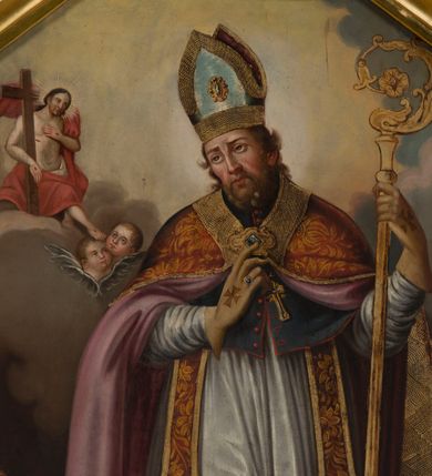 Zdjęcie nr 9: Obraz uzyskał kształt stojącego prostokąta. W centrum ukazano całopostaciowe przedstawienie św. Marcina z Tours jako biskupa. Święty został  wyobrażony frontalnie w nieznacznym kontrapoście z lekkim skłonem głowy w prawo. W lewej ręce trzyma pastorał, prawą natomiast unosi na wysokości piersi w geście błogosławieństwa. Jest to dojrzały mężczyzna o pociągłej twarzy otoczonej brązowym, kędzierzawym zarostem i włosami. Ma wyraziste oczy o spojrzeniu skierowanym ku górze, zmarszczone brwi, prosty, wydatny nos i usta. Ubrany jest w niebieską sutannę i mucet z czerwonymi guzikami i obszywkami. Spod rozpiętego od dołu mucetu widoczna jest biała komża z koronkowym obszyciem u spodu i cynobrowa stuła dekorowana ornamentem roślinnym. Nieznacznie rozszerzone końce stuły dekorują złociste krzyżyki. Na ramionach święty ma ubraną kapę liturgiczną, spod której widoczny jest na piersi złoty krzyż pektoralny. Cynobrowa kapa podbita jasnym fioletem spięta jest pod szyją kosztowną fibulą z klejnotem. Jej poły dekoruje złocisty ornament roślinny, a obramienia szeroka, złocista borta z motywem grzebykowania. Święty Marcin ma na głowie bladoniebieską infułę ze złocistym cirkulusem i podobnym obszyciem krańców zdobionych grzebykowaniem. Na środku infuły widoczny jest oprawiany w złoto klejnot. Jego głowę otacza świetlisty nimb przechodzący w jasną poświatę. Biskup na rękach ma ubrane cynobrowe rękawiczki pontyfikalne z rozszerzonymi limbusami zdobionymi krzyżykami równoramiennymi. Na serdecznym palcu prawej ręki widoczny jest pierścień biskupi z szafirem otoczonym brylancikami. Spod sutanny wystają czubki złocistych butów pontyfikalnych także zdobionych krzyżykami. Trzymany przez niego złoty pastorał zakończony jest krzywaśnią utworzoną z wygiętej wici akantowej z czteropłatkowym kwiatem w środku. W lewym dolnym rogu obrazu u stóp św. Marcina siedzi na kamiennych płytach pokrywających ziemię żebrak. Jego postać jest zmniejszona w stosunku do świętego. Jest to starszy mężczyzna o siwiejącym zaroście i włosach zaczesanych z przedziałkiem na środku głowy. Prawą ręką wspiera się o ziemię, przyciskając drewniany kostur. Lewą natomiast przykłada do piersi. Głowę i swoje spojrzenie kieruje w stronę stojącego biskupa. Żebrak ma pociągłą twarz o czole pokrytym zmarszczkami, wydatny, prosty nos i usta. Okrywa go jasnobrązowy łachman odsłaniający lewe ramię i fragment torsu. Przed nim leży na posadzce drewniane, płaskie naczynie z dłuższym uchwytem. Żebrak został ukazany na tle brunatnej ściany, której górną część okrywają jasnobrunatne i błękitnawe obłoki stanowiące tło dla postaci Marcina. Na obłokach z lewej strony widać nieproporcjonalnie małą postać Chrystusa. Zbawiciel siedząc na obłokach trzyma oparty o prawe ramię drewniany krzyż. Jego głowę otaczają brązowe włosy spływające na ramiona i broda. Twarz jest owalna z różowymi policzkami i wyraźnym nosem i ustami. Na jego dłoniach, boku i stopach widoczne są rany po męce. Postać Chrystusa okrywa czerwony, rozwiany całun odsłaniający jego nagi tors. U stóp Zbawiciela widoczne są dwie uskrzydlone główki aniołków o pucułowatych twarzach, rumianych policzkach i jasnych włosach. W prawym rogu obrazu u stóp św. Marcina leży charakterystycznie wygięty łuk, antyczny kirys oraz hełm ze szkarłatnym pióropuszem. Z tyłu widać bryłę kościoła z wyodrębnioną wieżą, nawą i prezbiterium, nakrytymi czerwoną dachówką.  