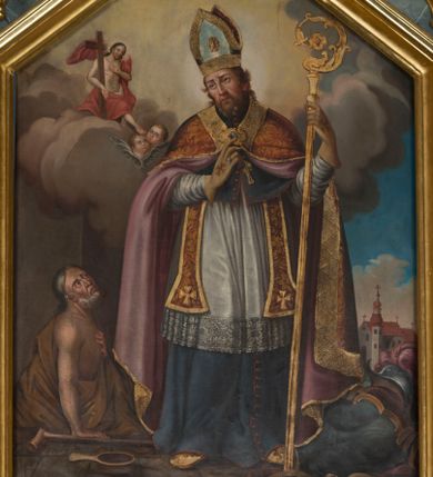 Zdjęcie nr 1: Obraz uzyskał kształt stojącego prostokąta. W centrum ukazano całopostaciowe przedstawienie św. Marcina z Tours jako biskupa. Święty został  wyobrażony frontalnie w nieznacznym kontrapoście z lekkim skłonem głowy w prawo. W lewej ręce trzyma pastorał, prawą natomiast unosi na wysokości piersi w geście błogosławieństwa. Jest to dojrzały mężczyzna o pociągłej twarzy otoczonej brązowym, kędzierzawym zarostem i włosami. Ma wyraziste oczy o spojrzeniu skierowanym ku górze, zmarszczone brwi, prosty, wydatny nos i usta. Ubrany jest w niebieską sutannę i mucet z czerwonymi guzikami i obszywkami. Spod rozpiętego od dołu mucetu widoczna jest biała komża z koronkowym obszyciem u spodu i cynobrowa stuła dekorowana ornamentem roślinnym. Nieznacznie rozszerzone końce stuły dekorują złociste krzyżyki. Na ramionach święty ma ubraną kapę liturgiczną, spod której widoczny jest na piersi złoty krzyż pektoralny. Cynobrowa kapa podbita jasnym fioletem spięta jest pod szyją kosztowną fibulą z klejnotem. Jej poły dekoruje złocisty ornament roślinny, a obramienia szeroka, złocista borta z motywem grzebykowania. Święty Marcin ma na głowie bladoniebieską infułę ze złocistym cirkulusem i podobnym obszyciem krańców zdobionych grzebykowaniem. Na środku infuły widoczny jest oprawiany w złoto klejnot. Jego głowę otacza świetlisty nimb przechodzący w jasną poświatę. Biskup na rękach ma ubrane cynobrowe rękawiczki pontyfikalne z rozszerzonymi limbusami zdobionymi krzyżykami równoramiennymi. Na serdecznym palcu prawej ręki widoczny jest pierścień biskupi z szafirem otoczonym brylancikami. Spod sutanny wystają czubki złocistych butów pontyfikalnych także zdobionych krzyżykami. Trzymany przez niego złoty pastorał zakończony jest krzywaśnią utworzoną z wygiętej wici akantowej z czteropłatkowym kwiatem w środku. W lewym dolnym rogu obrazu u stóp św. Marcina siedzi na kamiennych płytach pokrywających ziemię żebrak. Jego postać jest zmniejszona w stosunku do świętego. Jest to starszy mężczyzna o siwiejącym zaroście i włosach zaczesanych z przedziałkiem na środku głowy. Prawą ręką wspiera się o ziemię, przyciskając drewniany kostur. Lewą natomiast przykłada do piersi. Głowę i swoje spojrzenie kieruje w stronę stojącego biskupa. Żebrak ma pociągłą twarz o czole pokrytym zmarszczkami, wydatny, prosty nos i usta. Okrywa go jasnobrązowy łachman odsłaniający lewe ramię i fragment torsu. Przed nim leży na posadzce drewniane, płaskie naczynie z dłuższym uchwytem. Żebrak został ukazany na tle brunatnej ściany, której górną część okrywają jasnobrunatne i błękitnawe obłoki stanowiące tło dla postaci Marcina. Na obłokach z lewej strony widać nieproporcjonalnie małą postać Chrystusa. Zbawiciel siedząc na obłokach trzyma oparty o prawe ramię drewniany krzyż. Jego głowę otaczają brązowe włosy spływające na ramiona i broda. Twarz jest owalna z różowymi policzkami i wyraźnym nosem i ustami. Na jego dłoniach, boku i stopach widoczne są rany po męce. Postać Chrystusa okrywa czerwony, rozwiany całun odsłaniający jego nagi tors. U stóp Zbawiciela widoczne są dwie uskrzydlone główki aniołków o pucułowatych twarzach, rumianych policzkach i jasnych włosach. W prawym rogu obrazu u stóp św. Marcina leży charakterystycznie wygięty łuk, antyczny kirys oraz hełm ze szkarłatnym pióropuszem. Z tyłu widać bryłę kościoła z wyodrębnioną wieżą, nawą i prezbiterium, nakrytymi czerwoną dachówką.  