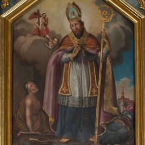 Zdjęcie nr 1: Obraz uzyskał kształt stojącego prostokąta. W centrum ukazano całopostaciowe przedstawienie św. Marcina z Tours jako biskupa. Święty został  wyobrażony frontalnie w nieznacznym kontrapoście z lekkim skłonem głowy w prawo. W lewej ręce trzyma pastorał, prawą natomiast unosi na wysokości piersi w geście błogosławieństwa. Jest to dojrzały mężczyzna o pociągłej twarzy otoczonej brązowym, kędzierzawym zarostem i włosami. Ma wyraziste oczy o spojrzeniu skierowanym ku górze, zmarszczone brwi, prosty, wydatny nos i usta. Ubrany jest w niebieską sutannę i mucet z czerwonymi guzikami i obszywkami. Spod rozpiętego od dołu mucetu widoczna jest biała komża z koronkowym obszyciem u spodu i cynobrowa stuła dekorowana ornamentem roślinnym. Nieznacznie rozszerzone końce stuły dekorują złociste krzyżyki. Na ramionach święty ma ubraną kapę liturgiczną, spod której widoczny jest na piersi złoty krzyż pektoralny. Cynobrowa kapa podbita jasnym fioletem spięta jest pod szyją kosztowną fibulą z klejnotem. Jej poły dekoruje złocisty ornament roślinny, a obramienia szeroka, złocista borta z motywem grzebykowania. Święty Marcin ma na głowie bladoniebieską infułę ze złocistym cirkulusem i podobnym obszyciem krańców zdobionych grzebykowaniem. Na środku infuły widoczny jest oprawiany w złoto klejnot. Jego głowę otacza świetlisty nimb przechodzący w jasną poświatę. Biskup na rękach ma ubrane cynobrowe rękawiczki pontyfikalne z rozszerzonymi limbusami zdobionymi krzyżykami równoramiennymi. Na serdecznym palcu prawej ręki widoczny jest pierścień biskupi z szafirem otoczonym brylancikami. Spod sutanny wystają czubki złocistych butów pontyfikalnych także zdobionych krzyżykami. Trzymany przez niego złoty pastorał zakończony jest krzywaśnią utworzoną z wygiętej wici akantowej z czteropłatkowym kwiatem w środku. W lewym dolnym rogu obrazu u stóp św. Marcina siedzi na kamiennych płytach pokrywających ziemię żebrak. Jego postać jest zmniejszona w stosunku do świętego. Jest to starszy mężczyzna o siwiejącym zaroście i włosach zaczesanych z przedziałkiem na środku głowy. Prawą ręką wspiera się o ziemię, przyciskając drewniany kostur. Lewą natomiast przykłada do piersi. Głowę i swoje spojrzenie kieruje w stronę stojącego biskupa. Żebrak ma pociągłą twarz o czole pokrytym zmarszczkami, wydatny, prosty nos i usta. Okrywa go jasnobrązowy łachman odsłaniający lewe ramię i fragment torsu. Przed nim leży na posadzce drewniane, płaskie naczynie z dłuższym uchwytem. Żebrak został ukazany na tle brunatnej ściany, której górną część okrywają jasnobrunatne i błękitnawe obłoki stanowiące tło dla postaci Marcina. Na obłokach z lewej strony widać nieproporcjonalnie małą postać Chrystusa. Zbawiciel siedząc na obłokach trzyma oparty o prawe ramię drewniany krzyż. Jego głowę otaczają brązowe włosy spływające na ramiona i broda. Twarz jest owalna z różowymi policzkami i wyraźnym nosem i ustami. Na jego dłoniach, boku i stopach widoczne są rany po męce. Postać Chrystusa okrywa czerwony, rozwiany całun odsłaniający jego nagi tors. U stóp Zbawiciela widoczne są dwie uskrzydlone główki aniołków o pucułowatych twarzach, rumianych policzkach i jasnych włosach. W prawym rogu obrazu u stóp św. Marcina leży charakterystycznie wygięty łuk, antyczny kirys oraz hełm ze szkarłatnym pióropuszem. Z tyłu widać bryłę kościoła z wyodrębnioną wieżą, nawą i prezbiterium, nakrytymi czerwoną dachówką.  