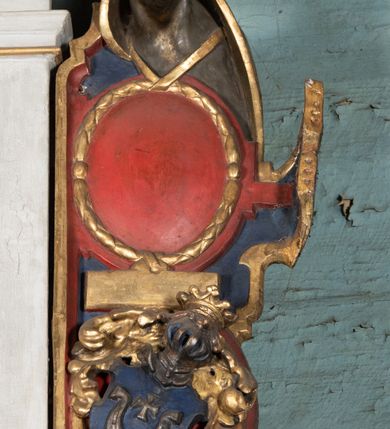 Zdjęcie nr 3: Epitafium uzyskało formę jednokondygnacyjnej, trójosiowej struktury architektonicznej z podstawą i zwieńczeniem, flankowanej po bokach fantazyjnymi uszakami. Część środkową tworzą trzy aedicule rozdzielone dwiema złoconymi kolumnami o korynckich kapitelach i trzonach dekorowanych festonami, a w dolnych partiach pierścieniami. Kolumny podtrzymują pełne belkowanie przechodzące przez całą szerokości kondygnacji, wyłamane nad osiami bocznymi. Same zaś stoją na cokole, który stanowi równocześnie wyłamany gzyms dla podstawy. Pole osi środkowej otrzymało kształt aediculi w formie stojącego prostokąta ze schodkowym zamknięciem u góry, wypełnionym ażurowym, złoconym maswerkiem. Jej wnętrze wypełnia płaskorzeźbione słońce pośród chmur na malowanym tle nieba. Poniżej ukazano panoramę Jerozolimy. Przed aediculą ustawiono na postumencie drewniany krzyż. Na osiach bocznych znalazły się nisze zwieńczone złotymi muszlami oraz złoconą, rytą ornamentyką z motywem czteroliścia. Pierwotnie znajdowały się tu rzeźby Mojżesza i Jana Chrzciciela. Całość po bokach flankują fantazyjne uszaki utworzone ornamentu rollwerkowego oraz z widocznych z profilu półpostaci maurów podtrzymujących belkowanie. Pole uszaków wypełniają pionowo ułożone owalne kartusze o czerwonych polach, stanowiące tło dla dwóch par tarczy herbowych z klejnotami. Z lewej umieszczono herb Dołęga, a z prawej herb Jastrzębiec (bez klejnotu). Po zewnętrznych stronach na belkowaniu ustawiono dwa półsiedzące uskrzydlone anioły (zachował się tylko anioł z prawej strony). Jednocześnie postacie aniołów flankują zwieńczenie epitafium, które tworzy aedicula wypełniona złotą muszlą oraz rytym złoconym ornamentem z motywem czteroliścia. Flankują ją dwa pilastry podtrzymujące wyłamane belkowanie na ich osi. W aediculi ustawiono pełnoplastyczną rzeźbę stojącej kobiety. Została ona ukazana w wydatnym kontrapoście z tułowiem skręconym w lewo, z głową ujętą w trzech czwartych w prawo. Kobieta w podniesionej prawej ręce trzyma srebrny kielich, natomiast w opuszczonej i wspartej o wysuniętą tanecznie lewą nogę otwartą księgę. Postać ma owalną twarz o jasnej karnacji i rumianych policzkach z prostym nosem i wydatnymi ustami. Jej głowę otaczają falujące, brązowe włosy opadające na plecy i  odsłaniające uszy. Ubrana jest w złoconą, mocno drapowaną suknię, która odsłania wysuniętą nogę. Po bokach pilastrów widoczne są dwa uszaki. Na szczycie zwieńczenia dwa pulchne putta prezentują chustę Weroniki, która została równocześnie przytwierdzona do wysokiego impostu wspierającego ażurowy, złocony kwiaton. Na chuście wyobrażono płaskorzeźbioną głowę Chrystusa w cierniowej koronie. Zbawiciel ma owalną twarz z szeroko otwartymi oczami, wydatnym nosem i półotwartymi ustami. Otaczają ją kręcone brązowe włosy oraz podobna, krótka broda. Podstawę epitafium tworzy wykrojona po bokach struktura, w której centrum umieszczono fantazyjnie wyciętą drewnianą, czarną tablicę ze złotym łacińskim napisem &quot;O HOMO FVI QVOD ES SVM QVOD ERIS / NVNC DE(M)VM VIVERE CO(E)PI, MORI DESII, VITA MIHI / PRIOR MORTE(M), MORS PRIA(M) VITA(M) SECV(N)DA(M), QVAE NU(N) QVA(M) / EST I(N)TERI TVRA DEDIT, MO(R)TALITATES  MEOR, HO(C) MIHI / EST ET VXORI MO(S) VENTV(S) POSVI, VIPOST QV(E)ALETHIVERA DVCEDI / NELVSOS, ET CARNIS EXVVIIS SO(L)VTOS  ABHOC PELAG  SECVRA / GLAVSTRA SVB IRE IVABIT, HIC MORTALE DIMIDIVM N(OST)RI, IMMORTA/LE(M) EXPECT ET IM(M)ORTALITATEM, E QVOS VITA CONIVCTOS TENVIT / MORS IDIVISOS CVSTODIRET, SI PIVS ES, PIAS PRECES ADDE, ET / HIC HV(M)O SVB HVMO QVIETA[M], ANIMAE IN COELESTI PATRIA / LETAM  QVIETEM APPRECARE &quot;NICOLAVS CORNITIVS DE / MAGNA POREMBA ET BEATA DE MIROW CONSOR/TES SE(M)PER VAIESL[?]&quot; / A(NNO) D(OMINI) 1611 P(ATRONVS) P(OSVIT)&quot;. Tablicę umieszczono w kartuszu rollwerkowym pomiędzy dwiema konsolami zdobionymi pierwotnie uskrzydlonymi główkami aniołków, podtrzymującymi belkowanie z krzyżem. Poniżej tablicy zastosowano odwrócony łuk odcinkowy z podwieszonym kartuszem rollwerkowym zawieszonym na festonach. W jego wnętrzu przedstawiono tabliczkę z napisem „VITA FUGIT VT HORA”, a po niżej trupią czaszkę ze skrzyżowanymi piszczelami.  
