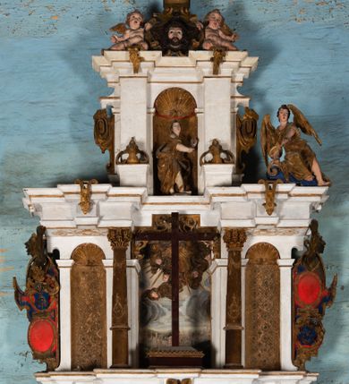 Zdjęcie nr 1: Epitafium uzyskało formę jednokondygnacyjnej, trójosiowej struktury architektonicznej z podstawą i zwieńczeniem, flankowanej po bokach fantazyjnymi uszakami. Część środkową tworzą trzy aedicule rozdzielone dwiema złoconymi kolumnami o korynckich kapitelach i trzonach dekorowanych festonami, a w dolnych partiach pierścieniami. Kolumny podtrzymują pełne belkowanie przechodzące przez całą szerokości kondygnacji, wyłamane nad osiami bocznymi. Same zaś stoją na cokole, który stanowi równocześnie wyłamany gzyms dla podstawy. Pole osi środkowej otrzymało kształt aediculi w formie stojącego prostokąta ze schodkowym zamknięciem u góry, wypełnionym ażurowym, złoconym maswerkiem. Jej wnętrze wypełnia płaskorzeźbione słońce pośród chmur na malowanym tle nieba. Poniżej ukazano panoramę Jerozolimy. Przed aediculą ustawiono na postumencie drewniany krzyż. Na osiach bocznych znalazły się nisze zwieńczone złotymi muszlami oraz złoconą, rytą ornamentyką z motywem czteroliścia. Pierwotnie znajdowały się tu rzeźby Mojżesza i Jana Chrzciciela. Całość po bokach flankują fantazyjne uszaki utworzone ornamentu rollwerkowego oraz z widocznych z profilu półpostaci maurów podtrzymujących belkowanie. Pole uszaków wypełniają pionowo ułożone owalne kartusze o czerwonych polach, stanowiące tło dla dwóch par tarczy herbowych z klejnotami. Z lewej umieszczono herb Dołęga, a z prawej herb Jastrzębiec (bez klejnotu). Po zewnętrznych stronach na belkowaniu ustawiono dwa półsiedzące uskrzydlone anioły (zachował się tylko anioł z prawej strony). Jednocześnie postacie aniołów flankują zwieńczenie epitafium, które tworzy aedicula wypełniona złotą muszlą oraz rytym złoconym ornamentem z motywem czteroliścia. Flankują ją dwa pilastry podtrzymujące wyłamane belkowanie na ich osi. W aediculi ustawiono pełnoplastyczną rzeźbę stojącej kobiety. Została ona ukazana w wydatnym kontrapoście z tułowiem skręconym w lewo, z głową ujętą w trzech czwartych w prawo. Kobieta w podniesionej prawej ręce trzyma srebrny kielich, natomiast w opuszczonej i wspartej o wysuniętą tanecznie lewą nogę otwartą księgę. Postać ma owalną twarz o jasnej karnacji i rumianych policzkach z prostym nosem i wydatnymi ustami. Jej głowę otaczają falujące, brązowe włosy opadające na plecy i  odsłaniające uszy. Ubrana jest w złoconą, mocno drapowaną suknię, która odsłania wysuniętą nogę. Po bokach pilastrów widoczne są dwa uszaki. Na szczycie zwieńczenia dwa pulchne putta prezentują chustę Weroniki, która została równocześnie przytwierdzona do wysokiego impostu wspierającego ażurowy, złocony kwiaton. Na chuście wyobrażono płaskorzeźbioną głowę Chrystusa w cierniowej koronie. Zbawiciel ma owalną twarz z szeroko otwartymi oczami, wydatnym nosem i półotwartymi ustami. Otaczają ją kręcone brązowe włosy oraz podobna, krótka broda. Podstawę epitafium tworzy wykrojona po bokach struktura, w której centrum umieszczono fantazyjnie wyciętą drewnianą, czarną tablicę ze złotym łacińskim napisem &quot;O HOMO FVI QVOD ES SVM QVOD ERIS / NVNC DE(M)VM VIVERE CO(E)PI, MORI DESII, VITA MIHI / PRIOR MORTE(M), MORS PRIA(M) VITA(M) SECV(N)DA(M), QVAE NU(N) QVA(M) / EST I(N)TERI TVRA DEDIT, MO(R)TALITATES  MEOR, HO(C) MIHI / EST ET VXORI MO(S) VENTV(S) POSVI, VIPOST QV(E)ALETHIVERA DVCEDI / NELVSOS, ET CARNIS EXVVIIS SO(L)VTOS  ABHOC PELAG  SECVRA / GLAVSTRA SVB IRE IVABIT, HIC MORTALE DIMIDIVM N(OST)RI, IMMORTA/LE(M) EXPECT ET IM(M)ORTALITATEM, E QVOS VITA CONIVCTOS TENVIT / MORS IDIVISOS CVSTODIRET, SI PIVS ES, PIAS PRECES ADDE, ET / HIC HV(M)O SVB HVMO QVIETA[M], ANIMAE IN COELESTI PATRIA / LETAM  QVIETEM APPRECARE &quot;NICOLAVS CORNITIVS DE / MAGNA POREMBA ET BEATA DE MIROW CONSOR/TES SE(M)PER VAIESL[?]&quot; / A(NNO) D(OMINI) 1611 P(ATRONVS) P(OSVIT)&quot;. Tablicę umieszczono w kartuszu rollwerkowym pomiędzy dwiema konsolami zdobionymi pierwotnie uskrzydlonymi główkami aniołków, podtrzymującymi belkowanie z krzyżem. Poniżej tablicy zastosowano odwrócony łuk odcinkowy z podwieszonym kartuszem rollwerkowym zawieszonym na festonach. W jego wnętrzu przedstawiono tabliczkę z napisem „VITA FUGIT VT HORA”, a po niżej trupią czaszkę ze skrzyżowanymi piszczelami.  
