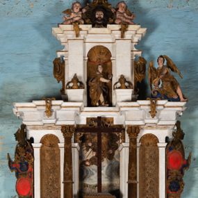 Zdjęcie nr 1: Epitafium uzyskało formę jednokondygnacyjnej, trójosiowej struktury architektonicznej z podstawą i zwieńczeniem, flankowanej po bokach fantazyjnymi uszakami. Część środkową tworzą trzy aedicule rozdzielone dwiema złoconymi kolumnami o korynckich kapitelach i trzonach dekorowanych festonami, a w dolnych partiach pierścieniami. Kolumny podtrzymują pełne belkowanie przechodzące przez całą szerokości kondygnacji, wyłamane nad osiami bocznymi. Same zaś stoją na cokole, który stanowi równocześnie wyłamany gzyms dla podstawy. Pole osi środkowej otrzymało kształt aediculi w formie stojącego prostokąta ze schodkowym zamknięciem u góry, wypełnionym ażurowym, złoconym maswerkiem. Jej wnętrze wypełnia płaskorzeźbione słońce pośród chmur na malowanym tle nieba. Poniżej ukazano panoramę Jerozolimy. Przed aediculą ustawiono na postumencie drewniany krzyż. Na osiach bocznych znalazły się nisze zwieńczone złotymi muszlami oraz złoconą, rytą ornamentyką z motywem czteroliścia. Pierwotnie znajdowały się tu rzeźby Mojżesza i Jana Chrzciciela. Całość po bokach flankują fantazyjne uszaki utworzone ornamentu rollwerkowego oraz z widocznych z profilu półpostaci maurów podtrzymujących belkowanie. Pole uszaków wypełniają pionowo ułożone owalne kartusze o czerwonych polach, stanowiące tło dla dwóch par tarczy herbowych z klejnotami. Z lewej umieszczono herb Dołęga, a z prawej herb Jastrzębiec (bez klejnotu). Po zewnętrznych stronach na belkowaniu ustawiono dwa półsiedzące uskrzydlone anioły (zachował się tylko anioł z prawej strony). Jednocześnie postacie aniołów flankują zwieńczenie epitafium, które tworzy aedicula wypełniona złotą muszlą oraz rytym złoconym ornamentem z motywem czteroliścia. Flankują ją dwa pilastry podtrzymujące wyłamane belkowanie na ich osi. W aediculi ustawiono pełnoplastyczną rzeźbę stojącej kobiety. Została ona ukazana w wydatnym kontrapoście z tułowiem skręconym w lewo, z głową ujętą w trzech czwartych w prawo. Kobieta w podniesionej prawej ręce trzyma srebrny kielich, natomiast w opuszczonej i wspartej o wysuniętą tanecznie lewą nogę otwartą księgę. Postać ma owalną twarz o jasnej karnacji i rumianych policzkach z prostym nosem i wydatnymi ustami. Jej głowę otaczają falujące, brązowe włosy opadające na plecy i  odsłaniające uszy. Ubrana jest w złoconą, mocno drapowaną suknię, która odsłania wysuniętą nogę. Po bokach pilastrów widoczne są dwa uszaki. Na szczycie zwieńczenia dwa pulchne putta prezentują chustę Weroniki, która została równocześnie przytwierdzona do wysokiego impostu wspierającego ażurowy, złocony kwiaton. Na chuście wyobrażono płaskorzeźbioną głowę Chrystusa w cierniowej koronie. Zbawiciel ma owalną twarz z szeroko otwartymi oczami, wydatnym nosem i półotwartymi ustami. Otaczają ją kręcone brązowe włosy oraz podobna, krótka broda. Podstawę epitafium tworzy wykrojona po bokach struktura, w której centrum umieszczono fantazyjnie wyciętą drewnianą, czarną tablicę ze złotym łacińskim napisem "O HOMO FVI QVOD ES SVM QVOD ERIS / NVNC DE(M)VM VIVERE CO(E)PI, MORI DESII, VITA MIHI / PRIOR MORTE(M), MORS PRIA(M) VITA(M) SECV(N)DA(M), QVAE NU(N) QVA(M) / EST I(N)TERI TVRA DEDIT, MO(R)TALITATES  MEOR, HO(C) MIHI / EST ET VXORI MO(S) VENTV(S) POSVI, VIPOST QV(E)ALETHIVERA DVCEDI / NELVSOS, ET CARNIS EXVVIIS SO(L)VTOS  ABHOC PELAG  SECVRA / GLAVSTRA SVB IRE IVABIT, HIC MORTALE DIMIDIVM N(OST)RI, IMMORTA/LE(M) EXPECT ET IM(M)ORTALITATEM, E QVOS VITA CONIVCTOS TENVIT / MORS IDIVISOS CVSTODIRET, SI PIVS ES, PIAS PRECES ADDE, ET / HIC HV(M)O SVB HVMO QVIETA[M], ANIMAE IN COELESTI PATRIA / LETAM  QVIETEM APPRECARE "NICOLAVS CORNITIVS DE / MAGNA POREMBA ET BEATA DE MIROW CONSOR/TES SE(M)PER VAIESL[?]" / A(NNO) D(OMINI) 1611 P(ATRONVS) P(OSVIT)". Tablicę umieszczono w kartuszu rollwerkowym pomiędzy dwiema konsolami zdobionymi pierwotnie uskrzydlonymi główkami aniołków, podtrzymującymi belkowanie z krzyżem. Poniżej tablicy zastosowano odwrócony łuk odcinkowy z podwieszonym kartuszem rollwerkowym zawieszonym na festonach. W jego wnętrzu przedstawiono tabliczkę z napisem „VITA FUGIT VT HORA”, a po niżej trupią czaszkę ze skrzyżowanymi piszczelami.  
