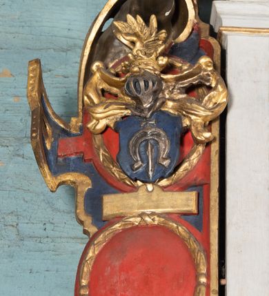 Zdjęcie nr 4: Epitafium uzyskało formę jednokondygnacyjnej, trójosiowej struktury architektonicznej z podstawą i zwieńczeniem, flankowanej po bokach fantazyjnymi uszakami. Część środkową tworzą trzy aedicule rozdzielone dwiema złoconymi kolumnami o korynckich kapitelach i trzonach dekorowanych festonami, a w dolnych partiach pierścieniami. Kolumny podtrzymują pełne belkowanie przechodzące przez całą szerokości kondygnacji, wyłamane nad osiami bocznymi. Same zaś stoją na cokole, który stanowi równocześnie wyłamany gzyms dla podstawy. Pole osi środkowej otrzymało kształt aediculi w formie stojącego prostokąta ze schodkowym zamknięciem u góry, wypełnionym ażurowym, złoconym maswerkiem. Jej wnętrze wypełnia płaskorzeźbione słońce pośród chmur na malowanym tle nieba. Poniżej ukazano panoramę Jerozolimy. Przed aediculą ustawiono na postumencie drewniany krzyż. Na osiach bocznych znalazły się nisze zwieńczone złotymi muszlami oraz złoconą, rytą ornamentyką z motywem czteroliścia. Pierwotnie znajdowały się tu rzeźby Mojżesza i Jana Chrzciciela. Całość po bokach flankują fantazyjne uszaki utworzone ornamentu rollwerkowego oraz z widocznych z profilu półpostaci maurów podtrzymujących belkowanie. Pole uszaków wypełniają pionowo ułożone owalne kartusze o czerwonych polach, stanowiące tło dla dwóch par tarczy herbowych z klejnotami. Z lewej umieszczono herb Dołęga, a z prawej herb Jastrzębiec (bez klejnotu). Po zewnętrznych stronach na belkowaniu ustawiono dwa półsiedzące uskrzydlone anioły (zachował się tylko anioł z prawej strony). Jednocześnie postacie aniołów flankują zwieńczenie epitafium, które tworzy aedicula wypełniona złotą muszlą oraz rytym złoconym ornamentem z motywem czteroliścia. Flankują ją dwa pilastry podtrzymujące wyłamane belkowanie na ich osi. W aediculi ustawiono pełnoplastyczną rzeźbę stojącej kobiety. Została ona ukazana w wydatnym kontrapoście z tułowiem skręconym w lewo, z głową ujętą w trzech czwartych w prawo. Kobieta w podniesionej prawej ręce trzyma srebrny kielich, natomiast w opuszczonej i wspartej o wysuniętą tanecznie lewą nogę otwartą księgę. Postać ma owalną twarz o jasnej karnacji i rumianych policzkach z prostym nosem i wydatnymi ustami. Jej głowę otaczają falujące, brązowe włosy opadające na plecy i  odsłaniające uszy. Ubrana jest w złoconą, mocno drapowaną suknię, która odsłania wysuniętą nogę. Po bokach pilastrów widoczne są dwa uszaki. Na szczycie zwieńczenia dwa pulchne putta prezentują chustę Weroniki, która została równocześnie przytwierdzona do wysokiego impostu wspierającego ażurowy, złocony kwiaton. Na chuście wyobrażono płaskorzeźbioną głowę Chrystusa w cierniowej koronie. Zbawiciel ma owalną twarz z szeroko otwartymi oczami, wydatnym nosem i półotwartymi ustami. Otaczają ją kręcone brązowe włosy oraz podobna, krótka broda. Podstawę epitafium tworzy wykrojona po bokach struktura, w której centrum umieszczono fantazyjnie wyciętą drewnianą, czarną tablicę ze złotym łacińskim napisem "O HOMO FVI QVOD ES SVM QVOD ERIS / NVNC DE(M)VM VIVERE CO(E)PI, MORI DESII, VITA MIHI / PRIOR MORTE(M), MORS PRIA(M) VITA(M) SECV(N)DA(M), QVAE NU(N) QVA(M) / EST I(N)TERI TVRA DEDIT, MO(R)TALITATES  MEOR, HO(C) MIHI / EST ET VXORI MO(S) VENTV(S) POSVI, VIPOST QV(E)ALETHIVERA DVCEDI / NELVSOS, ET CARNIS EXVVIIS SO(L)VTOS  ABHOC PELAG  SECVRA / GLAVSTRA SVB IRE IVABIT, HIC MORTALE DIMIDIVM N(OST)RI, IMMORTA/LE(M) EXPECT ET IM(M)ORTALITATEM, E QVOS VITA CONIVCTOS TENVIT / MORS IDIVISOS CVSTODIRET, SI PIVS ES, PIAS PRECES ADDE, ET / HIC HV(M)O SVB HVMO QVIETA[M], ANIMAE IN COELESTI PATRIA / LETAM  QVIETEM APPRECARE "NICOLAVS CORNITIVS DE / MAGNA POREMBA ET BEATA DE MIROW CONSOR/TES SE(M)PER VAIESL[?]" / A(NNO) D(OMINI) 1611 P(ATRONVS) P(OSVIT)". Tablicę umieszczono w kartuszu rollwerkowym pomiędzy dwiema konsolami zdobionymi pierwotnie uskrzydlonymi główkami aniołków, podtrzymującymi belkowanie z krzyżem. Poniżej tablicy zastosowano odwrócony łuk odcinkowy z podwieszonym kartuszem rollwerkowym zawieszonym na festonach. W jego wnętrzu przedstawiono tabliczkę z napisem „VITA FUGIT VT HORA”, a po niżej trupią czaszkę ze skrzyżowanymi piszczelami.  
