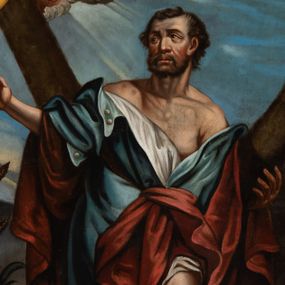 Zdjęcie nr 1: Obraz uzyskał formę stojącego prostokąta o zaokrąglonych narożach i wklęsłych bokach. U góry zamyka go łuk odcinkowy nadwieszony z uskokiem. W centrum kompozycji wyobrażono w kontrapoście całopostaciowe przedstawienie św. Andrzeja. Apostoł jest zwrócony do widza frontalnie z głową ujętą w trzech czwartych w prawo. Lewą ręką podtrzymuje stojący za nim drewniany krzyż w kształcie litery &quot;X&quot;, prawą zaś ma uniesioną i wyciągniętą w bok. Jest to starszy mężczyzna z twarzą o jasnej karnacji z rumianymi policzkami, okoloną krótkim zarostem i podobnymi włosami. Charakteryzują ją wydatny nos i usta oraz spojrzenie skierowane w prawą stronę. Andrzej ubrany jest w niebieską tunikę z białą podszewką sięgającą kolan i przewiązaną czerwoną szarfą. Tunika odsłania ramiona i fragment torsu. Ma także na sobie czerwony płaszcz, który osuwa się z tyłu postaci, a jego lewa poła widoczna jest z przodu z prawej strony. Święty został ukazany na tle górzystego pejzażu z linią horyzontu sięgającą jednej drugiej wysokości. Z jego prawej strony rośnie roślina o lancetowatym kwiecie, a z lewej widać fragment miejskich obwarowań. Poniżej rośliny przy nogach apostoła leży otwarta księga na tle zwiniętych sieci rybackich, a z prawej strony sznur nawinięty na kołowrót. Ponad św. Andrzejem rozpościera się błękitne niebo z parą uskrzydlonych główek anielskich o pucołowatych rumianych policzkach i kędzierzawych, krótkich włosach.