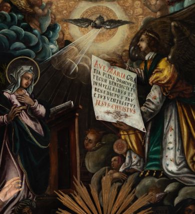 Zdjęcie nr 1: Obraz uzyskał formę stojącego prostokąta zamkniętego u góry łukiem odcinkowym nadwieszonym z uskokami, ujętego profilowaną ramą. W środkowej części kompozycji przedstawiono scenę zwiastowania Najświętszej Marii Pannie.
Marię ujętą w trzech czwartych w prawo wyobrażono klęczącą na klęczniku z lewej strony kompozycji. Lewą rękę przycisk do piersi, a prawą nieznacznie odsuwa od siebie. Jest to młoda dziewczyna po owalnej twarzy z jasną karnacją, wydatnym nosem i ustami z mocno drapowaną białą chusta na głowie zakrywającą jest włosy. Głowę Marii okala nimb. Madonna ubrań jest w bladofioletową suknię oraz ciemnozielony płaszcz nieznacznie zsuwający się z jej prawego ramienia, którego poła okrywa jej kolana. Na drewnianym klęczniku leży otwarta księga. Klęczący przed nią uskrzydlony Archanioł Gabriel ujęty w trzech czwartych w lewo klęczy na szarobiałych obłokach. Obiema rękami prezentuje Marii pergaminowy list zakończony u dołu zawieszoną na przytwierdzonych do jego rogów sznurku okrągłą, woskową pieczęcią zdobioną symbolem Trójcy Świętej. Na liście umieszczono kaligraficzne wypisane pozdrowienie anielskie: „AVE MARIA GRA/TIA PLENA DOMINVS / TECVM BENEDICTA TV / IN MVLIERIBVS ET / BENEDICTVS TRV/CTVS [FRVCTVS] VENTRIS TVI / JESVS CHRISTVS”. Jego młodzieńcza twarz o jasnej karnacji z wydatnym nosem i ustami widoczna jest z profilu. Otaczają ją falujące brązowe włosy, spływające na jego plecy spod złotego diademu dekorowanego na przędzie klejnotem z krzyżykiem. Gabriel ubrany jest w jasną tunikę dekorowaną drobnymi kwiatuszkami oraz złocistą szatę z podwiniętymi rękawami opadającą na jego plecy i przewiązaną skrzyżowaną na piersi ciemnozieloną stułą o końcach zdobionych złotymi chwostami. Pomiędzy obłokami na których klęczy archanioł widoczne są uskrzydlone główki anielskie. W górnej części kompozycji widać otwarte niebiosa okolone po zewnętrznej niebieskoszarymi obłokami z igrającymi w nich aniołkami adorującymi widocznego w połowie na obłoku Boga Ojca. Stworzyciel został ukazany na jasnym tle utworzonym z niezliczonej liczby ułożonych koncentrycznie uskrzydlonych główek anielskich. Bóg Ojciec został ujęty frontalnie z uniesioną prawą ręką oraz niebieskim globem podtrzymywanym lewą na szaroniebieskim obłoku. Jest to starzec z obfitą siwą brodą i włosami oraz zamkniętymi oczami. Ubrany jest w ciemnoniebieską tunikę oraz przerzucony prze lewe ramię bladoszkarłatny płaszcz. Poniże ponad głowami Marii i Archanioła w świetlanym otoku przedstawiono gołębicę Ducha Świętego, od której snop świtała pada na Marię. W dolnej części kompozycji wyobrażono siedzących sześciu proroków i królów starotestamentalnych trzymających prostokątne tablice z napisami. Widoczny w centrum król Dawid gra na złocistej harfie. Są to starsi mężczyźni w orientalnych strojach. Dwóch z nich ma złote korony, dwóch wzorzyste turbany, a dwaj pozostali mają głowy okryte tkaninami. Ich twarze okalają siwe brody, bądź też krótkie brody brązowe. W prawym dolnym rogu widoczna jest sygnatura „B. Weiss 1896.”