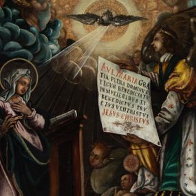 Zdjęcie nr 1: Obraz uzyskał formę stojącego prostokąta zamkniętego u góry łukiem odcinkowym nadwieszonym z uskokami, ujętego profilowaną ramą. W środkowej części kompozycji przedstawiono scenę zwiastowania Najświętszej Marii Pannie.
Marię ujętą w trzech czwartych w prawo wyobrażono klęczącą na klęczniku z lewej strony kompozycji. Lewą rękę przycisk do piersi, a prawą nieznacznie odsuwa od siebie. Jest to młoda dziewczyna po owalnej twarzy z jasną karnacją, wydatnym nosem i ustami z mocno drapowaną białą chusta na głowie zakrywającą jest włosy. Głowę Marii okala nimb. Madonna ubrań jest w bladofioletową suknię oraz ciemnozielony płaszcz nieznacznie zsuwający się z jej prawego ramienia, którego poła okrywa jej kolana. Na drewnianym klęczniku leży otwarta księga. Klęczący przed nią uskrzydlony Archanioł Gabriel ujęty w trzech czwartych w lewo klęczy na szarobiałych obłokach. Obiema rękami prezentuje Marii pergaminowy list zakończony u dołu zawieszoną na przytwierdzonych do jego rogów sznurku okrągłą, woskową pieczęcią zdobioną symbolem Trójcy Świętej. Na liście umieszczono kaligraficzne wypisane pozdrowienie anielskie: „AVE MARIA GRA/TIA PLENA DOMINVS / TECVM BENEDICTA TV / IN MVLIERIBVS ET / BENEDICTVS TRV/CTVS [FRVCTVS] VENTRIS TVI / JESVS CHRISTVS”. Jego młodzieńcza twarz o jasnej karnacji z wydatnym nosem i ustami widoczna jest z profilu. Otaczają ją falujące brązowe włosy, spływające na jego plecy spod złotego diademu dekorowanego na przędzie klejnotem z krzyżykiem. Gabriel ubrany jest w jasną tunikę dekorowaną drobnymi kwiatuszkami oraz złocistą szatę z podwiniętymi rękawami opadającą na jego plecy i przewiązaną skrzyżowaną na piersi ciemnozieloną stułą o końcach zdobionych złotymi chwostami. Pomiędzy obłokami na których klęczy archanioł widoczne są uskrzydlone główki anielskie. W górnej części kompozycji widać otwarte niebiosa okolone po zewnętrznej niebieskoszarymi obłokami z igrającymi w nich aniołkami adorującymi widocznego w połowie na obłoku Boga Ojca. Stworzyciel został ukazany na jasnym tle utworzonym z niezliczonej liczby ułożonych koncentrycznie uskrzydlonych główek anielskich. Bóg Ojciec został ujęty frontalnie z uniesioną prawą ręką oraz niebieskim globem podtrzymywanym lewą na szaroniebieskim obłoku. Jest to starzec z obfitą siwą brodą i włosami oraz zamkniętymi oczami. Ubrany jest w ciemnoniebieską tunikę oraz przerzucony prze lewe ramię bladoszkarłatny płaszcz. Poniże ponad głowami Marii i Archanioła w świetlanym otoku przedstawiono gołębicę Ducha Świętego, od której snop świtała pada na Marię. W dolnej części kompozycji wyobrażono siedzących sześciu proroków i królów starotestamentalnych trzymających prostokątne tablice z napisami. Widoczny w centrum król Dawid gra na złocistej harfie. Są to starsi mężczyźni w orientalnych strojach. Dwóch z nich ma złote korony, dwóch wzorzyste turbany, a dwaj pozostali mają głowy okryte tkaninami. Ich twarze okalają siwe brody, bądź też krótkie brody brązowe. W prawym dolnym rogu widoczna jest sygnatura „B. Weiss 1896.”