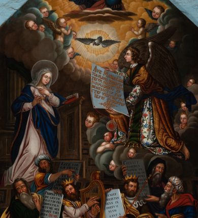 Zdjęcie nr 13: Obraz uzyskał formę stojącego prostokąta zamkniętego u góry łukiem odcinkowym nadwieszonym z uskokami, ujętego profilowaną ramą. W środkowej części kompozycji przedstawiono scenę zwiastowania Najświętszej Marii Pannie.
Marię ujętą w trzech czwartych w prawo wyobrażono klęczącą na klęczniku z lewej strony kompozycji. Lewą rękę przycisk do piersi, a prawą nieznacznie odsuwa od siebie. Jest to młoda dziewczyna po owalnej twarzy z jasną karnacją, wydatnym nosem i ustami z mocno drapowaną białą chusta na głowie zakrywającą jest włosy. Głowę Marii okala nimb. Madonna ubrań jest w bladofioletową suknię oraz ciemnozielony płaszcz nieznacznie zsuwający się z jej prawego ramienia, którego poła okrywa jej kolana. Na drewnianym klęczniku leży otwarta księga. Klęczący przed nią uskrzydlony Archanioł Gabriel ujęty w trzech czwartych w lewo klęczy na szarobiałych obłokach. Obiema rękami prezentuje Marii pergaminowy list zakończony u dołu zawieszoną na przytwierdzonych do jego rogów sznurku okrągłą, woskową pieczęcią zdobioną symbolem Trójcy Świętej. Na liście umieszczono kaligraficzne wypisane pozdrowienie anielskie: „AVE MARIA GRA/TIA PLENA DOMINVS / TECVM BENEDICTA TV / IN MVLIERIBVS ET / BENEDICTVS TRV/CTVS [FRVCTVS] VENTRIS TVI / JESVS CHRISTVS”. Jego młodzieńcza twarz o jasnej karnacji z wydatnym nosem i ustami widoczna jest z profilu. Otaczają ją falujące brązowe włosy, spływające na jego plecy spod złotego diademu dekorowanego na przędzie klejnotem z krzyżykiem. Gabriel ubrany jest w jasną tunikę dekorowaną drobnymi kwiatuszkami oraz złocistą szatę z podwiniętymi rękawami opadającą na jego plecy i przewiązaną skrzyżowaną na piersi ciemnozieloną stułą o końcach zdobionych złotymi chwostami. Pomiędzy obłokami na których klęczy archanioł widoczne są uskrzydlone główki anielskie. W górnej części kompozycji widać otwarte niebiosa okolone po zewnętrznej niebieskoszarymi obłokami z igrającymi w nich aniołkami adorującymi widocznego w połowie na obłoku Boga Ojca. Stworzyciel został ukazany na jasnym tle utworzonym z niezliczonej liczby ułożonych koncentrycznie uskrzydlonych główek anielskich. Bóg Ojciec został ujęty frontalnie z uniesioną prawą ręką oraz niebieskim globem podtrzymywanym lewą na szaroniebieskim obłoku. Jest to starzec z obfitą siwą brodą i włosami oraz zamkniętymi oczami. Ubrany jest w ciemnoniebieską tunikę oraz przerzucony prze lewe ramię bladoszkarłatny płaszcz. Poniże ponad głowami Marii i Archanioła w świetlanym otoku przedstawiono gołębicę Ducha Świętego, od której snop świtała pada na Marię. W dolnej części kompozycji wyobrażono siedzących sześciu proroków i królów starotestamentalnych trzymających prostokątne tablice z napisami. Widoczny w centrum król Dawid gra na złocistej harfie. Są to starsi mężczyźni w orientalnych strojach. Dwóch z nich ma złote korony, dwóch wzorzyste turbany, a dwaj pozostali mają głowy okryte tkaninami. Ich twarze okalają siwe brody, bądź też krótkie brody brązowe. W prawym dolnym rogu widoczna jest sygnatura „B. Weiss 1896.”