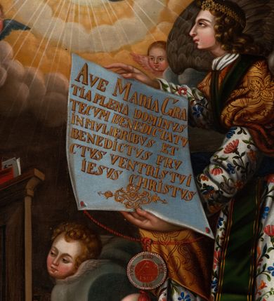 Zdjęcie nr 12: Obraz uzyskał formę stojącego prostokąta zamkniętego u góry łukiem odcinkowym nadwieszonym z uskokami, ujętego profilowaną ramą. W środkowej części kompozycji przedstawiono scenę zwiastowania Najświętszej Marii Pannie.
Marię ujętą w trzech czwartych w prawo wyobrażono klęczącą na klęczniku z lewej strony kompozycji. Lewą rękę przycisk do piersi, a prawą nieznacznie odsuwa od siebie. Jest to młoda dziewczyna po owalnej twarzy z jasną karnacją, wydatnym nosem i ustami z mocno drapowaną białą chusta na głowie zakrywającą jest włosy. Głowę Marii okala nimb. Madonna ubrań jest w bladofioletową suknię oraz ciemnozielony płaszcz nieznacznie zsuwający się z jej prawego ramienia, którego poła okrywa jej kolana. Na drewnianym klęczniku leży otwarta księga. Klęczący przed nią uskrzydlony Archanioł Gabriel ujęty w trzech czwartych w lewo klęczy na szarobiałych obłokach. Obiema rękami prezentuje Marii pergaminowy list zakończony u dołu zawieszoną na przytwierdzonych do jego rogów sznurku okrągłą, woskową pieczęcią zdobioną symbolem Trójcy Świętej. Na liście umieszczono kaligraficzne wypisane pozdrowienie anielskie: „AVE MARIA GRA/TIA PLENA DOMINVS / TECVM BENEDICTA TV / IN MVLIERIBVS ET / BENEDICTVS TRV/CTVS [FRVCTVS] VENTRIS TVI / JESVS CHRISTVS”. Jego młodzieńcza twarz o jasnej karnacji z wydatnym nosem i ustami widoczna jest z profilu. Otaczają ją falujące brązowe włosy, spływające na jego plecy spod złotego diademu dekorowanego na przędzie klejnotem z krzyżykiem. Gabriel ubrany jest w jasną tunikę dekorowaną drobnymi kwiatuszkami oraz złocistą szatę z podwiniętymi rękawami opadającą na jego plecy i przewiązaną skrzyżowaną na piersi ciemnozieloną stułą o końcach zdobionych złotymi chwostami. Pomiędzy obłokami na których klęczy archanioł widoczne są uskrzydlone główki anielskie. W górnej części kompozycji widać otwarte niebiosa okolone po zewnętrznej niebieskoszarymi obłokami z igrającymi w nich aniołkami adorującymi widocznego w połowie na obłoku Boga Ojca. Stworzyciel został ukazany na jasnym tle utworzonym z niezliczonej liczby ułożonych koncentrycznie uskrzydlonych główek anielskich. Bóg Ojciec został ujęty frontalnie z uniesioną prawą ręką oraz niebieskim globem podtrzymywanym lewą na szaroniebieskim obłoku. Jest to starzec z obfitą siwą brodą i włosami oraz zamkniętymi oczami. Ubrany jest w ciemnoniebieską tunikę oraz przerzucony prze lewe ramię bladoszkarłatny płaszcz. Poniże ponad głowami Marii i Archanioła w świetlanym otoku przedstawiono gołębicę Ducha Świętego, od której snop świtała pada na Marię. W dolnej części kompozycji wyobrażono siedzących sześciu proroków i królów starotestamentalnych trzymających prostokątne tablice z napisami. Widoczny w centrum król Dawid gra na złocistej harfie. Są to starsi mężczyźni w orientalnych strojach. Dwóch z nich ma złote korony, dwóch wzorzyste turbany, a dwaj pozostali mają głowy okryte tkaninami. Ich twarze okalają siwe brody, bądź też krótkie brody brązowe. W prawym dolnym rogu widoczna jest sygnatura „B. Weiss 1896.”