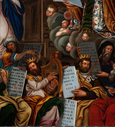 Zdjęcie nr 15: Obraz uzyskał formę stojącego prostokąta zamkniętego u góry łukiem odcinkowym nadwieszonym z uskokami, ujętego profilowaną ramą. W środkowej części kompozycji przedstawiono scenę zwiastowania Najświętszej Marii Pannie.
Marię ujętą w trzech czwartych w prawo wyobrażono klęczącą na klęczniku z lewej strony kompozycji. Lewą rękę przycisk do piersi, a prawą nieznacznie odsuwa od siebie. Jest to młoda dziewczyna po owalnej twarzy z jasną karnacją, wydatnym nosem i ustami z mocno drapowaną białą chusta na głowie zakrywającą jest włosy. Głowę Marii okala nimb. Madonna ubrań jest w bladofioletową suknię oraz ciemnozielony płaszcz nieznacznie zsuwający się z jej prawego ramienia, którego poła okrywa jej kolana. Na drewnianym klęczniku leży otwarta księga. Klęczący przed nią uskrzydlony Archanioł Gabriel ujęty w trzech czwartych w lewo klęczy na szarobiałych obłokach. Obiema rękami prezentuje Marii pergaminowy list zakończony u dołu zawieszoną na przytwierdzonych do jego rogów sznurku okrągłą, woskową pieczęcią zdobioną symbolem Trójcy Świętej. Na liście umieszczono kaligraficzne wypisane pozdrowienie anielskie: „AVE MARIA GRA/TIA PLENA DOMINVS / TECVM BENEDICTA TV / IN MVLIERIBVS ET / BENEDICTVS TRV/CTVS [FRVCTVS] VENTRIS TVI / JESVS CHRISTVS”. Jego młodzieńcza twarz o jasnej karnacji z wydatnym nosem i ustami widoczna jest z profilu. Otaczają ją falujące brązowe włosy, spływające na jego plecy spod złotego diademu dekorowanego na przędzie klejnotem z krzyżykiem. Gabriel ubrany jest w jasną tunikę dekorowaną drobnymi kwiatuszkami oraz złocistą szatę z podwiniętymi rękawami opadającą na jego plecy i przewiązaną skrzyżowaną na piersi ciemnozieloną stułą o końcach zdobionych złotymi chwostami. Pomiędzy obłokami na których klęczy archanioł widoczne są uskrzydlone główki anielskie. W górnej części kompozycji widać otwarte niebiosa okolone po zewnętrznej niebieskoszarymi obłokami z igrającymi w nich aniołkami adorującymi widocznego w połowie na obłoku Boga Ojca. Stworzyciel został ukazany na jasnym tle utworzonym z niezliczonej liczby ułożonych koncentrycznie uskrzydlonych główek anielskich. Bóg Ojciec został ujęty frontalnie z uniesioną prawą ręką oraz niebieskim globem podtrzymywanym lewą na szaroniebieskim obłoku. Jest to starzec z obfitą siwą brodą i włosami oraz zamkniętymi oczami. Ubrany jest w ciemnoniebieską tunikę oraz przerzucony prze lewe ramię bladoszkarłatny płaszcz. Poniże ponad głowami Marii i Archanioła w świetlanym otoku przedstawiono gołębicę Ducha Świętego, od której snop świtała pada na Marię. W dolnej części kompozycji wyobrażono siedzących sześciu proroków i królów starotestamentalnych trzymających prostokątne tablice z napisami. Widoczny w centrum król Dawid gra na złocistej harfie. Są to starsi mężczyźni w orientalnych strojach. Dwóch z nich ma złote korony, dwóch wzorzyste turbany, a dwaj pozostali mają głowy okryte tkaninami. Ich twarze okalają siwe brody, bądź też krótkie brody brązowe. W prawym dolnym rogu widoczna jest sygnatura „B. Weiss 1896.”