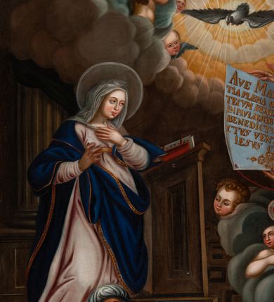 Zdjęcie nr 4: Obraz uzyskał formę stojącego prostokąta zamkniętego u góry łukiem odcinkowym nadwieszonym z uskokami, ujętego profilowaną ramą. W środkowej części kompozycji przedstawiono scenę zwiastowania Najświętszej Marii Pannie.
Marię ujętą w trzech czwartych w prawo wyobrażono klęczącą na klęczniku z lewej strony kompozycji. Lewą rękę przycisk do piersi, a prawą nieznacznie odsuwa od siebie. Jest to młoda dziewczyna po owalnej twarzy z jasną karnacją, wydatnym nosem i ustami z mocno drapowaną białą chusta na głowie zakrywającą jest włosy. Głowę Marii okala nimb. Madonna ubrań jest w bladofioletową suknię oraz ciemnozielony płaszcz nieznacznie zsuwający się z jej prawego ramienia, którego poła okrywa jej kolana. Na drewnianym klęczniku leży otwarta księga. Klęczący przed nią uskrzydlony Archanioł Gabriel ujęty w trzech czwartych w lewo klęczy na szarobiałych obłokach. Obiema rękami prezentuje Marii pergaminowy list zakończony u dołu zawieszoną na przytwierdzonych do jego rogów sznurku okrągłą, woskową pieczęcią zdobioną symbolem Trójcy Świętej. Na liście umieszczono kaligraficzne wypisane pozdrowienie anielskie: „AVE MARIA GRA/TIA PLENA DOMINVS / TECVM BENEDICTA TV / IN MVLIERIBVS ET / BENEDICTVS TRV/CTVS [FRVCTVS] VENTRIS TVI / JESVS CHRISTVS”. Jego młodzieńcza twarz o jasnej karnacji z wydatnym nosem i ustami widoczna jest z profilu. Otaczają ją falujące brązowe włosy, spływające na jego plecy spod złotego diademu dekorowanego na przędzie klejnotem z krzyżykiem. Gabriel ubrany jest w jasną tunikę dekorowaną drobnymi kwiatuszkami oraz złocistą szatę z podwiniętymi rękawami opadającą na jego plecy i przewiązaną skrzyżowaną na piersi ciemnozieloną stułą o końcach zdobionych złotymi chwostami. Pomiędzy obłokami na których klęczy archanioł widoczne są uskrzydlone główki anielskie. W górnej części kompozycji widać otwarte niebiosa okolone po zewnętrznej niebieskoszarymi obłokami z igrającymi w nich aniołkami adorującymi widocznego w połowie na obłoku Boga Ojca. Stworzyciel został ukazany na jasnym tle utworzonym z niezliczonej liczby ułożonych koncentrycznie uskrzydlonych główek anielskich. Bóg Ojciec został ujęty frontalnie z uniesioną prawą ręką oraz niebieskim globem podtrzymywanym lewą na szaroniebieskim obłoku. Jest to starzec z obfitą siwą brodą i włosami oraz zamkniętymi oczami. Ubrany jest w ciemnoniebieską tunikę oraz przerzucony prze lewe ramię bladoszkarłatny płaszcz. Poniże ponad głowami Marii i Archanioła w świetlanym otoku przedstawiono gołębicę Ducha Świętego, od której snop świtała pada na Marię. W dolnej części kompozycji wyobrażono siedzących sześciu proroków i królów starotestamentalnych trzymających prostokątne tablice z napisami. Widoczny w centrum król Dawid gra na złocistej harfie. Są to starsi mężczyźni w orientalnych strojach. Dwóch z nich ma złote korony, dwóch wzorzyste turbany, a dwaj pozostali mają głowy okryte tkaninami. Ich twarze okalają siwe brody, bądź też krótkie brody brązowe. W prawym dolnym rogu widoczna jest sygnatura „B. Weiss 1896.”