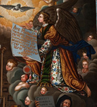 Zdjęcie nr 6: Obraz uzyskał formę stojącego prostokąta zamkniętego u góry łukiem odcinkowym nadwieszonym z uskokami, ujętego profilowaną ramą. W środkowej części kompozycji przedstawiono scenę zwiastowania Najświętszej Marii Pannie.
Marię ujętą w trzech czwartych w prawo wyobrażono klęczącą na klęczniku z lewej strony kompozycji. Lewą rękę przycisk do piersi, a prawą nieznacznie odsuwa od siebie. Jest to młoda dziewczyna po owalnej twarzy z jasną karnacją, wydatnym nosem i ustami z mocno drapowaną białą chusta na głowie zakrywającą jest włosy. Głowę Marii okala nimb. Madonna ubrań jest w bladofioletową suknię oraz ciemnozielony płaszcz nieznacznie zsuwający się z jej prawego ramienia, którego poła okrywa jej kolana. Na drewnianym klęczniku leży otwarta księga. Klęczący przed nią uskrzydlony Archanioł Gabriel ujęty w trzech czwartych w lewo klęczy na szarobiałych obłokach. Obiema rękami prezentuje Marii pergaminowy list zakończony u dołu zawieszoną na przytwierdzonych do jego rogów sznurku okrągłą, woskową pieczęcią zdobioną symbolem Trójcy Świętej. Na liście umieszczono kaligraficzne wypisane pozdrowienie anielskie: „AVE MARIA GRA/TIA PLENA DOMINVS / TECVM BENEDICTA TV / IN MVLIERIBVS ET / BENEDICTVS TRV/CTVS [FRVCTVS] VENTRIS TVI / JESVS CHRISTVS”. Jego młodzieńcza twarz o jasnej karnacji z wydatnym nosem i ustami widoczna jest z profilu. Otaczają ją falujące brązowe włosy, spływające na jego plecy spod złotego diademu dekorowanego na przędzie klejnotem z krzyżykiem. Gabriel ubrany jest w jasną tunikę dekorowaną drobnymi kwiatuszkami oraz złocistą szatę z podwiniętymi rękawami opadającą na jego plecy i przewiązaną skrzyżowaną na piersi ciemnozieloną stułą o końcach zdobionych złotymi chwostami. Pomiędzy obłokami na których klęczy archanioł widoczne są uskrzydlone główki anielskie. W górnej części kompozycji widać otwarte niebiosa okolone po zewnętrznej niebieskoszarymi obłokami z igrającymi w nich aniołkami adorującymi widocznego w połowie na obłoku Boga Ojca. Stworzyciel został ukazany na jasnym tle utworzonym z niezliczonej liczby ułożonych koncentrycznie uskrzydlonych główek anielskich. Bóg Ojciec został ujęty frontalnie z uniesioną prawą ręką oraz niebieskim globem podtrzymywanym lewą na szaroniebieskim obłoku. Jest to starzec z obfitą siwą brodą i włosami oraz zamkniętymi oczami. Ubrany jest w ciemnoniebieską tunikę oraz przerzucony prze lewe ramię bladoszkarłatny płaszcz. Poniże ponad głowami Marii i Archanioła w świetlanym otoku przedstawiono gołębicę Ducha Świętego, od której snop świtała pada na Marię. W dolnej części kompozycji wyobrażono siedzących sześciu proroków i królów starotestamentalnych trzymających prostokątne tablice z napisami. Widoczny w centrum król Dawid gra na złocistej harfie. Są to starsi mężczyźni w orientalnych strojach. Dwóch z nich ma złote korony, dwóch wzorzyste turbany, a dwaj pozostali mają głowy okryte tkaninami. Ich twarze okalają siwe brody, bądź też krótkie brody brązowe. W prawym dolnym rogu widoczna jest sygnatura „B. Weiss 1896.”