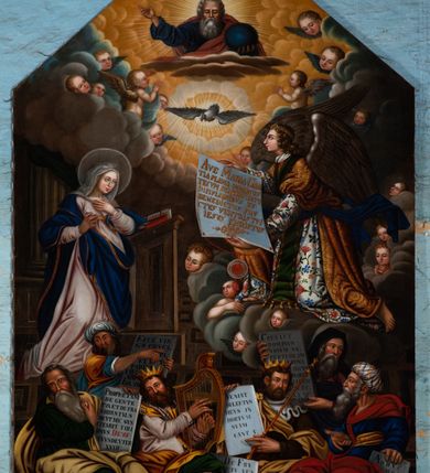 Zdjęcie nr 7: Obraz uzyskał formę stojącego prostokąta zamkniętego u góry łukiem odcinkowym nadwieszonym z uskokami, ujętego profilowaną ramą. W środkowej części kompozycji przedstawiono scenę zwiastowania Najświętszej Marii Pannie.
Marię ujętą w trzech czwartych w prawo wyobrażono klęczącą na klęczniku z lewej strony kompozycji. Lewą rękę przycisk do piersi, a prawą nieznacznie odsuwa od siebie. Jest to młoda dziewczyna po owalnej twarzy z jasną karnacją, wydatnym nosem i ustami z mocno drapowaną białą chusta na głowie zakrywającą jest włosy. Głowę Marii okala nimb. Madonna ubrań jest w bladofioletową suknię oraz ciemnozielony płaszcz nieznacznie zsuwający się z jej prawego ramienia, którego poła okrywa jej kolana. Na drewnianym klęczniku leży otwarta księga. Klęczący przed nią uskrzydlony Archanioł Gabriel ujęty w trzech czwartych w lewo klęczy na szarobiałych obłokach. Obiema rękami prezentuje Marii pergaminowy list zakończony u dołu zawieszoną na przytwierdzonych do jego rogów sznurku okrągłą, woskową pieczęcią zdobioną symbolem Trójcy Świętej. Na liście umieszczono kaligraficzne wypisane pozdrowienie anielskie: „AVE MARIA GRA/TIA PLENA DOMINVS / TECVM BENEDICTA TV / IN MVLIERIBVS ET / BENEDICTVS TRV/CTVS [FRVCTVS] VENTRIS TVI / JESVS CHRISTVS”. Jego młodzieńcza twarz o jasnej karnacji z wydatnym nosem i ustami widoczna jest z profilu. Otaczają ją falujące brązowe włosy, spływające na jego plecy spod złotego diademu dekorowanego na przędzie klejnotem z krzyżykiem. Gabriel ubrany jest w jasną tunikę dekorowaną drobnymi kwiatuszkami oraz złocistą szatę z podwiniętymi rękawami opadającą na jego plecy i przewiązaną skrzyżowaną na piersi ciemnozieloną stułą o końcach zdobionych złotymi chwostami. Pomiędzy obłokami na których klęczy archanioł widoczne są uskrzydlone główki anielskie. W górnej części kompozycji widać otwarte niebiosa okolone po zewnętrznej niebieskoszarymi obłokami z igrającymi w nich aniołkami adorującymi widocznego w połowie na obłoku Boga Ojca. Stworzyciel został ukazany na jasnym tle utworzonym z niezliczonej liczby ułożonych koncentrycznie uskrzydlonych główek anielskich. Bóg Ojciec został ujęty frontalnie z uniesioną prawą ręką oraz niebieskim globem podtrzymywanym lewą na szaroniebieskim obłoku. Jest to starzec z obfitą siwą brodą i włosami oraz zamkniętymi oczami. Ubrany jest w ciemnoniebieską tunikę oraz przerzucony prze lewe ramię bladoszkarłatny płaszcz. Poniże ponad głowami Marii i Archanioła w świetlanym otoku przedstawiono gołębicę Ducha Świętego, od której snop świtała pada na Marię. W dolnej części kompozycji wyobrażono siedzących sześciu proroków i królów starotestamentalnych trzymających prostokątne tablice z napisami. Widoczny w centrum król Dawid gra na złocistej harfie. Są to starsi mężczyźni w orientalnych strojach. Dwóch z nich ma złote korony, dwóch wzorzyste turbany, a dwaj pozostali mają głowy okryte tkaninami. Ich twarze okalają siwe brody, bądź też krótkie brody brązowe. W prawym dolnym rogu widoczna jest sygnatura „B. Weiss 1896.”