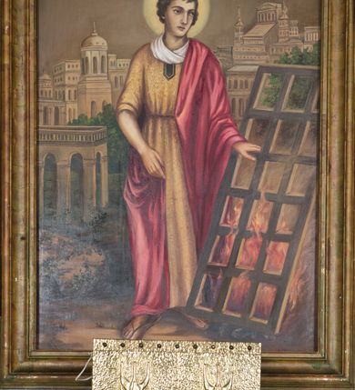 Zdjęcie nr 5: Nastawa ołtarzowa na planie półowalu uzyskała architektoniczną, jednokondygnacyjną strukturę ze zwieńczeniem. Jednoosiowe retabulum flankowane bramkami, na których ustawiono figury św. Wojciecha i św. Stanisława. Stipes ołtarz ujmuje drewniana prostopadłościenna obudowa podtrzymująca drewnianą mensą z portatylem. Drewniane antependium ujęte zostało czworoboczną, profilowaną ramą z płaskorzeźbionym i złoconym barankiem apokaliptycznym leżącym na księdze. Na mensie ustawiono współczesne tabernakulum pancerne w formie prostopadłościennej skrzynki. Kondygnacja retabulum ujęta została dwiema parami pilastrów zwróconych delikatnie do wewnątrz oraz silnie wysuniętą do przodu parą kolumn o kapitelach kompozytowych oraz dwie wolutowe konsole. Podpory dźwigają pełne belkowanie wsparte na impostach, o wklęsło-wypukłej linii. Nad polem środkowym widoczne jest połączenie wyłącznie gzymsem przyjmującym formę łuku falistego, wyłamane na osiach podpór. Na środku belkowania umieszczono kartusz, od którego odchodzą dwie girland kwiatowe. Kondygnacje ujmują zredukowane do wici akantowej uszaki. W polu środkowym usytuowano obraz św. Wawrzyńca ujęty profilowaną ramą w formie stojącego prostokąta zamkniętego łukiem nadwieszonym. Zwieńczenie nastawy uzyskało formę leżącego prostokąta flankowanego dwoma spływami wolutowymi opadającymi na belkowanie. Obie woluty dźwigają niepełne, wklęsło-wypukłe belkowanie przyjmujące nad polem formę łuku falistego. W centrum zwieńczenia umieszczono rzeźbioną grupę ze sceną koronacji Marii w srebrzonych obłokach z promieniami. Struktura nastawy jest polichromowana w kolorze białym, kolumny, konsole, profile i ornamentyka pierwotnie były złocone.