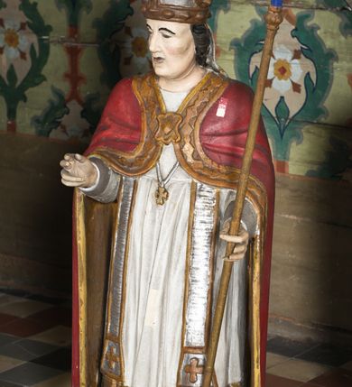 Zdjęcie nr 4: Nastawa ołtarzowa na planie półowalu uzyskała architektoniczną, jednokondygnacyjną strukturę ze zwieńczeniem. Jednoosiowe retabulum flankowane bramkami, na których ustawiono figury św. Wojciecha i św. Stanisława. Stipes ołtarz ujmuje drewniana prostopadłościenna obudowa podtrzymująca drewnianą mensą z portatylem. Drewniane antependium ujęte zostało czworoboczną, profilowaną ramą z płaskorzeźbionym i złoconym barankiem apokaliptycznym leżącym na księdze. Na mensie ustawiono współczesne tabernakulum pancerne w formie prostopadłościennej skrzynki. Kondygnacja retabulum ujęta została dwiema parami pilastrów zwróconych delikatnie do wewnątrz oraz silnie wysuniętą do przodu parą kolumn o kapitelach kompozytowych oraz dwie wolutowe konsole. Podpory dźwigają pełne belkowanie wsparte na impostach, o wklęsło-wypukłej linii. Nad polem środkowym widoczne jest połączenie wyłącznie gzymsem przyjmującym formę łuku falistego, wyłamane na osiach podpór. Na środku belkowania umieszczono kartusz, od którego odchodzą dwie girland kwiatowe. Kondygnacje ujmują zredukowane do wici akantowej uszaki. W polu środkowym usytuowano obraz św. Wawrzyńca ujęty profilowaną ramą w formie stojącego prostokąta zamkniętego łukiem nadwieszonym. Zwieńczenie nastawy uzyskało formę leżącego prostokąta flankowanego dwoma spływami wolutowymi opadającymi na belkowanie. Obie woluty dźwigają niepełne, wklęsło-wypukłe belkowanie przyjmujące nad polem formę łuku falistego. W centrum zwieńczenia umieszczono rzeźbioną grupę ze sceną koronacji Marii w srebrzonych obłokach z promieniami. Struktura nastawy jest polichromowana w kolorze białym, kolumny, konsole, profile i ornamentyka pierwotnie były złocone.