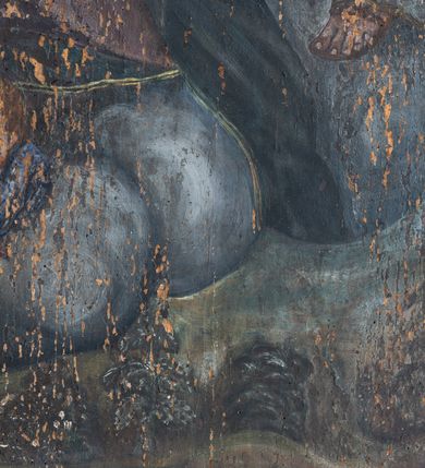 Zdjęcie nr 5: Obraz w formie stojącego prostokąta, ujęty grubą, profilowaną ramą, dekorowaną rzeźbionymi, ażurowymi liśćmi akantu. W centrum obrazu klęcząca na obłokach i uskrzydlonej główce anielskiej Matka Boska, zwrócona frontalnie, z uniesionymi rękami rozłożonymi na boki. Twarz okrągła o niewielkich oczach, nosie i pełnych ustach. Ubrana w jasnoróżową, silnie drapowaną suknię, przepasaną w talii oraz niebieski płaszcz narzucony na głowę i opadający na ramiona i plecy. Nad jej głową podtrzymują koronę Jezus i Bóg Ojciec, powyżej zaś gołębica Ducha Świętego w glorii. Po prawej stronie Chrystus Zmartwychwstały, zwrócony w trzech czwartych w lewo, z ugiętą prawą nogą, lewą ręką podtrzymuje koronę, w prawej trzyma berło. Na dłoniach widoczne są ślady po gwoździach. Twarz pociągła o silnie podkreślonych rysach, okolona zarostem i półdługimi włosami opadającymi na plecy. Ubrany w czerwony płaszcz, odsłaniający jego tors, zapięty pod szyją, opadający na plecy i przesłaniający partie nóg. Po lewej stronie obrazu Bóg Ojciec stojący na obłoku, zwrócony w trzech czwartych w prawo, z ugiętą prawą nogą, w lewej ręce trzyma jabłko królewskie, prawa podtrzymuje koronę. Twarz pociągła, okolona długą białą brodą oraz krótkimi włosami. Ubrany w białą szatę, dalmatykę, na głowie ma tiarę, na plecy zarzucony żółty płaszcz. Postacie ukazane na tle ciepłego, żółto-brązowego nieba, wokół głów mają nimby.