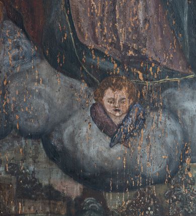 Zdjęcie nr 2: Obraz w formie stojącego prostokąta, ujęty grubą, profilowaną ramą, dekorowaną rzeźbionymi, ażurowymi liśćmi akantu. W centrum obrazu klęcząca na obłokach i uskrzydlonej główce anielskiej Matka Boska, zwrócona frontalnie, z uniesionymi rękami rozłożonymi na boki. Twarz okrągła o niewielkich oczach, nosie i pełnych ustach. Ubrana w jasnoróżową, silnie drapowaną suknię, przepasaną w talii oraz niebieski płaszcz narzucony na głowę i opadający na ramiona i plecy. Nad jej głową podtrzymują koronę Jezus i Bóg Ojciec, powyżej zaś gołębica Ducha Świętego w glorii. Po prawej stronie Chrystus Zmartwychwstały, zwrócony w trzech czwartych w lewo, z ugiętą prawą nogą, lewą ręką podtrzymuje koronę, w prawej trzyma berło. Na dłoniach widoczne są ślady po gwoździach. Twarz pociągła o silnie podkreślonych rysach, okolona zarostem i półdługimi włosami opadającymi na plecy. Ubrany w czerwony płaszcz, odsłaniający jego tors, zapięty pod szyją, opadający na plecy i przesłaniający partie nóg. Po lewej stronie obrazu Bóg Ojciec stojący na obłoku, zwrócony w trzech czwartych w prawo, z ugiętą prawą nogą, w lewej ręce trzyma jabłko królewskie, prawa podtrzymuje koronę. Twarz pociągła, okolona długą białą brodą oraz krótkimi włosami. Ubrany w białą szatę, dalmatykę, na głowie ma tiarę, na plecy zarzucony żółty płaszcz. Postacie ukazane na tle ciepłego, żółto-brązowego nieba, wokół głów mają nimby.