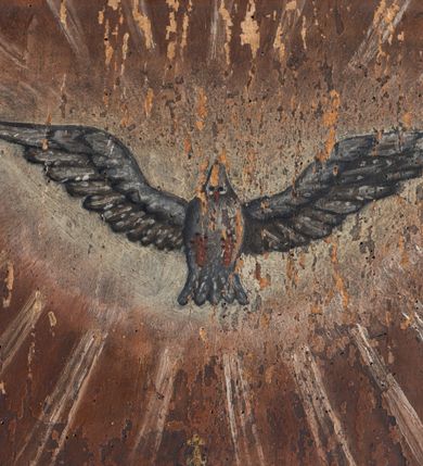 Zdjęcie nr 3: Obraz w formie stojącego prostokąta, ujęty grubą, profilowaną ramą, dekorowaną rzeźbionymi, ażurowymi liśćmi akantu. W centrum obrazu klęcząca na obłokach i uskrzydlonej główce anielskiej Matka Boska, zwrócona frontalnie, z uniesionymi rękami rozłożonymi na boki. Twarz okrągła o niewielkich oczach, nosie i pełnych ustach. Ubrana w jasnoróżową, silnie drapowaną suknię, przepasaną w talii oraz niebieski płaszcz narzucony na głowę i opadający na ramiona i plecy. Nad jej głową podtrzymują koronę Jezus i Bóg Ojciec, powyżej zaś gołębica Ducha Świętego w glorii. Po prawej stronie Chrystus Zmartwychwstały, zwrócony w trzech czwartych w lewo, z ugiętą prawą nogą, lewą ręką podtrzymuje koronę, w prawej trzyma berło. Na dłoniach widoczne są ślady po gwoździach. Twarz pociągła o silnie podkreślonych rysach, okolona zarostem i półdługimi włosami opadającymi na plecy. Ubrany w czerwony płaszcz, odsłaniający jego tors, zapięty pod szyją, opadający na plecy i przesłaniający partie nóg. Po lewej stronie obrazu Bóg Ojciec stojący na obłoku, zwrócony w trzech czwartych w prawo, z ugiętą prawą nogą, w lewej ręce trzyma jabłko królewskie, prawa podtrzymuje koronę. Twarz pociągła, okolona długą białą brodą oraz krótkimi włosami. Ubrany w białą szatę, dalmatykę, na głowie ma tiarę, na plecy zarzucony żółty płaszcz. Postacie ukazane na tle ciepłego, żółto-brązowego nieba, wokół głów mają nimby.