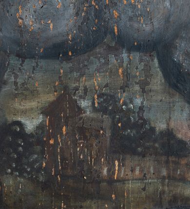 Zdjęcie nr 4: Obraz w formie stojącego prostokąta, ujęty grubą, profilowaną ramą, dekorowaną rzeźbionymi, ażurowymi liśćmi akantu. W centrum obrazu klęcząca na obłokach i uskrzydlonej główce anielskiej Matka Boska, zwrócona frontalnie, z uniesionymi rękami rozłożonymi na boki. Twarz okrągła o niewielkich oczach, nosie i pełnych ustach. Ubrana w jasnoróżową, silnie drapowaną suknię, przepasaną w talii oraz niebieski płaszcz narzucony na głowę i opadający na ramiona i plecy. Nad jej głową podtrzymują koronę Jezus i Bóg Ojciec, powyżej zaś gołębica Ducha Świętego w glorii. Po prawej stronie Chrystus Zmartwychwstały, zwrócony w trzech czwartych w lewo, z ugiętą prawą nogą, lewą ręką podtrzymuje koronę, w prawej trzyma berło. Na dłoniach widoczne są ślady po gwoździach. Twarz pociągła o silnie podkreślonych rysach, okolona zarostem i półdługimi włosami opadającymi na plecy. Ubrany w czerwony płaszcz, odsłaniający jego tors, zapięty pod szyją, opadający na plecy i przesłaniający partie nóg. Po lewej stronie obrazu Bóg Ojciec stojący na obłoku, zwrócony w trzech czwartych w prawo, z ugiętą prawą nogą, w lewej ręce trzyma jabłko królewskie, prawa podtrzymuje koronę. Twarz pociągła, okolona długą białą brodą oraz krótkimi włosami. Ubrany w białą szatę, dalmatykę, na głowie ma tiarę, na plecy zarzucony żółty płaszcz. Postacie ukazane na tle ciepłego, żółto-brązowego nieba, wokół głów mają nimby.