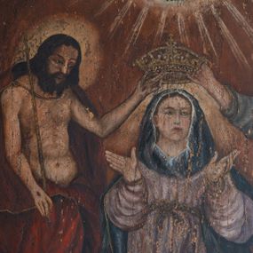 Zdjęcie nr 1: Obraz w formie stojącego prostokąta, ujęty grubą, profilowaną ramą, dekorowaną rzeźbionymi, ażurowymi liśćmi akantu. W centrum obrazu klęcząca na obłokach i uskrzydlonej główce anielskiej Matka Boska, zwrócona frontalnie, z uniesionymi rękami rozłożonymi na boki. Twarz okrągła o niewielkich oczach, nosie i pełnych ustach. Ubrana w jasnoróżową, silnie drapowaną suknię, przepasaną w talii oraz niebieski płaszcz narzucony na głowę i opadający na ramiona i plecy. Nad jej głową podtrzymują koronę Jezus i Bóg Ojciec, powyżej zaś gołębica Ducha Świętego w glorii. Po prawej stronie Chrystus Zmartwychwstały, zwrócony w trzech czwartych w lewo, z ugiętą prawą nogą, lewą ręką podtrzymuje koronę, w prawej trzyma berło. Na dłoniach widoczne są ślady po gwoździach. Twarz pociągła o silnie podkreślonych rysach, okolona zarostem i półdługimi włosami opadającymi na plecy. Ubrany w czerwony płaszcz, odsłaniający jego tors, zapięty pod szyją, opadający na plecy i przesłaniający partie nóg. Po lewej stronie obrazu Bóg Ojciec stojący na obłoku, zwrócony w trzech czwartych w prawo, z ugiętą prawą nogą, w lewej ręce trzyma jabłko królewskie, prawa podtrzymuje koronę. Twarz pociągła, okolona długą białą brodą oraz krótkimi włosami. Ubrany w białą szatę, dalmatykę, na głowie ma tiarę, na plecy zarzucony żółty płaszcz. Postacie ukazane na tle ciepłego, żółto-brązowego nieba, wokół głów mają nimby.