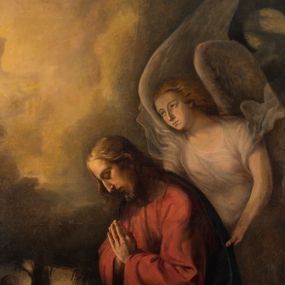 Zdjęcie nr 1: Obraz w kształcie stojącego prostokąta, ujęty profilowaną ramą. Lewą część kompozycji zajmuje całopostaciowa sylwetka klęczącego, modlącego się Jezusa, profilem zwróconego prawo. Pochyloną głowę charakteryzuje pociągła twarz o długim, prostym nosie, krótkim zaroście i przymkniętych oczach. Długie, falowane włosy wspierają się na karku lub luźno opadają wzdłuż twarzy. Jezus ubrany jest w czerwoną suknię i niebieski, narzucony na plecy i podtrzymywany z przodu płaszcz. Tuż za nim znajduje się postać anioła ujmującego go rękami z tyłu. Owalną twarz cechują delikatne rysy i skierowany w dal wzrok. Włosy są rozwiane, rudawe. Anioł ubrany jest w zwiewną, białą suknię, jedno skrzydło ma złożone, drugie uniesione. W lewym, górnym rogu obrazu, na tle rozświetlonego, nocnego nieba, pośród chmur ukazany kielich. Poniżej, w głębi widoczne w cieniu postacie trzech apostołów śpiących wśród drzew. W oddali przedstawiona panorama miasta. W prawym, górnym rogu ukazany pośród ciemnych chmur księżyc. W obrazie dominuje ciepła kolorystyka, oparta na żółcieniach i brązach, postać Chrystusa wyodrębniona z tła intensywnymi barwami.