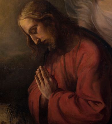 Zdjęcie nr 2: Obraz w kształcie stojącego prostokąta, ujęty profilowaną ramą. Lewą część kompozycji zajmuje całopostaciowa sylwetka klęczącego, modlącego się Jezusa, profilem zwróconego prawo. Pochyloną głowę charakteryzuje pociągła twarz o długim, prostym nosie, krótkim zaroście i przymkniętych oczach. Długie, falowane włosy wspierają się na karku lub luźno opadają wzdłuż twarzy. Jezus ubrany jest w czerwoną suknię i niebieski, narzucony na plecy i podtrzymywany z przodu płaszcz. Tuż za nim znajduje się postać anioła ujmującego go rękami z tyłu. Owalną twarz cechują delikatne rysy i skierowany w dal wzrok. Włosy są rozwiane, rudawe. Anioł ubrany jest w zwiewną, białą suknię, jedno skrzydło ma złożone, drugie uniesione. W lewym, górnym rogu obrazu, na tle rozświetlonego, nocnego nieba, pośród chmur ukazany kielich. Poniżej, w głębi widoczne w cieniu postacie trzech apostołów śpiących wśród drzew. W oddali przedstawiona panorama miasta. W prawym, górnym rogu ukazany pośród ciemnych chmur księżyc. W obrazie dominuje ciepła kolorystyka, oparta na żółcieniach i brązach, postać Chrystusa wyodrębniona z tła intensywnymi barwami.