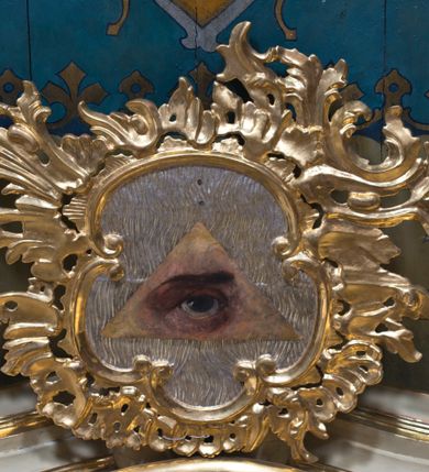 Zdjęcie nr 4: Nastawa ołtarzowa jest architektoniczna, jednoosiowa, jednokondygnacyjna ze zwieńczeniem, ustawiona na wysokim cokole. Ołtarz jest murowany, prostopadłościenny z marmurową mensą z portatylem. Trzy boki ołtarza ujmują malowane na płótnie obrazy w profilowanych, polichromowanych ramach. W polu antepedium znajduje się wyobrażenie architektonicznej nastawy z przedstawieniem baranka na ołtarzu, którą flankują sylwetki św. Piotra i św. Pawła.Tabernakulum ołtarza w formie metalowej skrzynki o wypukłym froncie i drewnianej obudowie w postaci wklęsłych boków zamkniętych parą pilastrów, których trzony przechodzą w spływy wolutowe. Podpory dźwigają profilowany gzyms przebiegający przez całą szerokość tabernakulum, nad frontem dekorowany lambrekinem. Metalowe drzwiczki mają kształt stojącego prostokąta zamkniętego łukiem półkolistym z aplikacjami w postaci kielicha z hostią w glorii, kłosami zbóż i winnego grona. Ponad drzwiczkami znajduje się kartusz z przedstawieniem pelikana. Na tabernakulum umiejscowiony jest tron wystawienia  w formie rzeźbionego ornamentalnego tła, flankowany przez parę rzeźbionych aniołów trzymających lichtarze. Retabulum ujęte jest parą opilastrowanych filarów i parą stojących przed nimi kolumn o kapitelach kompozytowych ustawionych pod kątem względem lica ołtarza. Podpory dźwigają wyłamujące się ponad nimi belkowanie z przerwanymi nad polem środkowym architrawem i fryzem. Zwieńczenie flankuje para spływów wolutowych, zamyka fragment wyłamanego na końcach gzymsu. Retabulum ujmuje para ażurowych, rocaille&#039;owych uszaków, a w zwieńczeniu para figur adorujących aniołów. Trzony pilastrów zdobią rocaille&#039;owe zwisy. W polu środkowym retabulum jest wnęka w formie stojącego prostokąta zamkniętego uskokowym, nadwieszonym łukiem półkolistym, ujęta profilowaną ramą. Wewnątrz znajduje się obraz Matki Boskiej z Dzieciątkiem. Powyżej, pośrodku belkowania umieszczono rocaille&#039;owy kartusz z płaskorzeźbioną, zamkniętą koroną w polu. W zwieńczeniu jest obraz św. Józefa w profilowanej ramie w kształcie zbliżonym do stojącego prostokąta zamkniętego łukiem segmentowym z uskokiem oraz wklęsłymi dolnymi narożami. Szczyt ma formę rokokowego kartusza z malowanym okiem Opatrzności. Na zdobionych motywami rocaille&#039;owymi wolutach spływów znajduje się para aniołów. 

Struktura ołtarza jest polichromowana w kolorze beżowym, trzony kolumn marmoryzowane, ornamentyka i profile złocone. 
