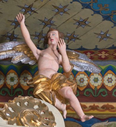 Zdjęcie nr 11: Nastawa ołtarzowa jest architektoniczna, jednoosiowa, jednokondygnacyjna ze zwieńczeniem, ustawiona na wysokim cokole. Ołtarz jest murowany, prostopadłościenny z marmurową mensą z portatylem. Trzy boki ołtarza ujmują malowane na płótnie obrazy w profilowanych, polichromowanych ramach. W polu antepedium znajduje się wyobrażenie architektonicznej nastawy z przedstawieniem baranka na ołtarzu, którą flankują sylwetki św. Piotra i św. Pawła.Tabernakulum ołtarza w formie metalowej skrzynki o wypukłym froncie i drewnianej obudowie w postaci wklęsłych boków zamkniętych parą pilastrów, których trzony przechodzą w spływy wolutowe. Podpory dźwigają profilowany gzyms przebiegający przez całą szerokość tabernakulum, nad frontem dekorowany lambrekinem. Metalowe drzwiczki mają kształt stojącego prostokąta zamkniętego łukiem półkolistym z aplikacjami w postaci kielicha z hostią w glorii, kłosami zbóż i winnego grona. Ponad drzwiczkami znajduje się kartusz z przedstawieniem pelikana. Na tabernakulum umiejscowiony jest tron wystawienia  w formie rzeźbionego ornamentalnego tła, flankowany przez parę rzeźbionych aniołów trzymających lichtarze. Retabulum ujęte jest parą opilastrowanych filarów i parą stojących przed nimi kolumn o kapitelach kompozytowych ustawionych pod kątem względem lica ołtarza. Podpory dźwigają wyłamujące się ponad nimi belkowanie z przerwanymi nad polem środkowym architrawem i fryzem. Zwieńczenie flankuje para spływów wolutowych, zamyka fragment wyłamanego na końcach gzymsu. Retabulum ujmuje para ażurowych, rocaille'owych uszaków, a w zwieńczeniu para figur adorujących aniołów. Trzony pilastrów zdobią rocaille'owe zwisy. W polu środkowym retabulum jest wnęka w formie stojącego prostokąta zamkniętego uskokowym, nadwieszonym łukiem półkolistym, ujęta profilowaną ramą. Wewnątrz znajduje się obraz Matki Boskiej z Dzieciątkiem. Powyżej, pośrodku belkowania umieszczono rocaille'owy kartusz z płaskorzeźbioną, zamkniętą koroną w polu. W zwieńczeniu jest obraz św. Józefa w profilowanej ramie w kształcie zbliżonym do stojącego prostokąta zamkniętego łukiem segmentowym z uskokiem oraz wklęsłymi dolnymi narożami. Szczyt ma formę rokokowego kartusza z malowanym okiem Opatrzności. Na zdobionych motywami rocaille'owymi wolutach spływów znajduje się para aniołów. 

Struktura ołtarza jest polichromowana w kolorze beżowym, trzony kolumn marmoryzowane, ornamentyka i profile złocone. 
