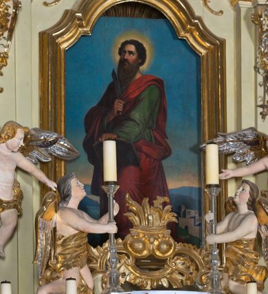 Zdjęcie nr 6: Nastawa ołtarzowa jest architektoniczna, jednoosiowa, jednokondygnacyjna ze zwieńczeniem, ustawiona na wysokim cokole. Ołtarz jest murowany, prostopadłościenny z marmurową mensą z portatylem. Trzy boki ołtarza ujmują malowane na płótnie obrazy w profilowanych, polichromowanych ramach. W polu antepedium znajduje się wyobrażenie architektonicznej nastawy z przedstawieniem baranka na ołtarzu, którą flankują sylwetki św. Piotra i św. Pawła.Tabernakulum ołtarza w formie metalowej skrzynki o wypukłym froncie i drewnianej obudowie w postaci wklęsłych boków zamkniętych parą pilastrów, których trzony przechodzą w spływy wolutowe. Podpory dźwigają profilowany gzyms przebiegający przez całą szerokość tabernakulum, nad frontem dekorowany lambrekinem. Metalowe drzwiczki mają kształt stojącego prostokąta zamkniętego łukiem półkolistym z aplikacjami w postaci kielicha z hostią w glorii, kłosami zbóż i winnego grona. Ponad drzwiczkami znajduje się kartusz z przedstawieniem pelikana. Na tabernakulum umiejscowiony jest tron wystawienia  w formie rzeźbionego ornamentalnego tła, flankowany przez parę rzeźbionych aniołów trzymających lichtarze. Retabulum ujęte jest parą opilastrowanych filarów i parą stojących przed nimi kolumn o kapitelach kompozytowych ustawionych pod kątem względem lica ołtarza. Podpory dźwigają wyłamujące się ponad nimi belkowanie z przerwanymi nad polem środkowym architrawem i fryzem. Zwieńczenie flankuje para spływów wolutowych, zamyka fragment wyłamanego na końcach gzymsu. Retabulum ujmuje para ażurowych, rocaille'owych uszaków, a w zwieńczeniu para figur adorujących aniołów. Trzony pilastrów zdobią rocaille'owe zwisy. W polu środkowym retabulum jest wnęka w formie stojącego prostokąta zamkniętego uskokowym, nadwieszonym łukiem półkolistym, ujęta profilowaną ramą. Wewnątrz znajduje się obraz Matki Boskiej z Dzieciątkiem. Powyżej, pośrodku belkowania umieszczono rocaille'owy kartusz z płaskorzeźbioną, zamkniętą koroną w polu. W zwieńczeniu jest obraz św. Józefa w profilowanej ramie w kształcie zbliżonym do stojącego prostokąta zamkniętego łukiem segmentowym z uskokiem oraz wklęsłymi dolnymi narożami. Szczyt ma formę rokokowego kartusza z malowanym okiem Opatrzności. Na zdobionych motywami rocaille'owymi wolutach spływów znajduje się para aniołów. 

Struktura ołtarza jest polichromowana w kolorze beżowym, trzony kolumn marmoryzowane, ornamentyka i profile złocone. 
