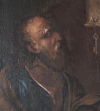 Zdjęcie nr 1: Obraz w formie stojącego prostokąta, ujęty ramą dekorowaną rzeźbionym, stylizowanym rocaille'm. W centrum obrazu znajduje się półpostać świętego zwróconego profilem w lewo. Twarz o starczych rysach, dużych oczach, orlim nosie i zmarszczonym, wysokim czole, okolona gęstą, siwą brodą oraz krótkimi kręconymi włosami. Święty jest ubrany w niebieską tunikę odsłaniającą tors oraz żółto-brązowy, silnie drapowany płaszcz narzucony na ramiona i podtrzymywany z przodu na przedramionach. Apostoł patrzy w stronę znajdującego się w lewym górnym rogu okna (niszy), na którym leżą klucze i stoi figurka koguta. Postać została ukazana na jednolitym brązowym tle. W kolorystyce obrazu dominują tony brunatne.