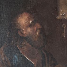 Zdjęcie nr 1: Obraz w formie stojącego prostokąta, ujęty ramą dekorowaną rzeźbionym, stylizowanym rocaille'm. W centrum obrazu znajduje się półpostać świętego zwróconego profilem w lewo. Twarz o starczych rysach, dużych oczach, orlim nosie i zmarszczonym, wysokim czole, okolona gęstą, siwą brodą oraz krótkimi kręconymi włosami. Święty jest ubrany w niebieską tunikę odsłaniającą tors oraz żółto-brązowy, silnie drapowany płaszcz narzucony na ramiona i podtrzymywany z przodu na przedramionach. Apostoł patrzy w stronę znajdującego się w lewym górnym rogu okna (niszy), na którym leżą klucze i stoi figurka koguta. Postać została ukazana na jednolitym brązowym tle. W kolorystyce obrazu dominują tony brunatne.