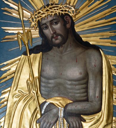 Zdjęcie nr 1: Obraz w kształcie stojącego prostokąta, ujętego profilowaną, złoconą ramą. W centrum półpostać Chrystusa zwróconego frontalnie z głową przechyloną na prawe ramię oraz dłońmi skrzyżowanymi i związanymi w nadgarstkach. Twarz pociągła, szczupła, o wyraźnych rysach wydobytych modelunkiem, okolona krótkim zarostem oraz długimi włosami opadającymi na ramiona, odsłaniającymi lewe ucho. Na głowie płaskorzeźbiona, złocona korona cierniowa. Tors odkryty, o silnym modelunku światłocieniowym wydobywającym linię żeber i piersi. Na ciele zaznaczone ślady męki broczące krwią. Na ramiona narzucony płaskorzeźbiony, złocony płaszcz podtrzymywany z przodu. W lewej dłoni Jezus trzyma płaskorzeźbioną, złoconą trzcinę. Postać ujęta jest płaskorzeźbioną, złoconą glorią promienistą na jednolitym, jasnoniebieskim tle.