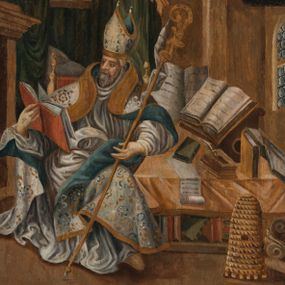 Zdjęcie nr 1: Obraz uzyskał kształt stojącego prostokąta, ujętego prostą, malowaną na jasnobrązowo ramę. Przedstawienie św. Ambrożego w pracowni zostało wkomponowane w pole w kształcie stojącego prostokąta ujętego u dołu i u góry przeciwstawną parą odcinkowych łuków nadwieszonych. Wokół pola obrazowego widoczne jest w odcieniach ciemnego drewna mazerowanie. Centrum kompozycji stanowi sylwetka siedzącego świętego w pracowni przy nakrytym żółtą tkaniną stole o wolutowych, rzeźbionych nogach. Ambroży zwrócony jest w trzech czwartych w prawo z nogami nieznacznie odchylonymi w lewo. Jego pociągłą twarz okala siwiejący krótki zarost. W prawej ręce trzyma otwartą księgę w czerwonej oprawie, zaś lewą podtrzymuje złoty pastorał o zdobnej krzywaśni, z której końca zwisa paniselus. Ubrany jest we wzorzystą jasną kapę podbitą niebieską podszewką. Okrywa ona białą albę. Na jego rękach widoczne są rękawiczki pontyfikalne, a na głowie mitra biskupia z tej samej tkaniny co kapa. Na blacie pomiędzy innymi leży na pulpicie otwarta księga. Widoczny jest także kałamarz oraz zwisający z krawędzi blatu zwój pergaminu przyciśnięty księgą. Przed stołem z lewej strony stoi pleciony słomiany ul. W głębi pracowni-komnaty widoczne jest łoże z jasnym namiotowym baldachimem i zielonymi zasłonami. Z prawej strony widać fragment architektonicznego obramienia kominka, a z lewej półokrągłe okno wypełnione gomółkami.