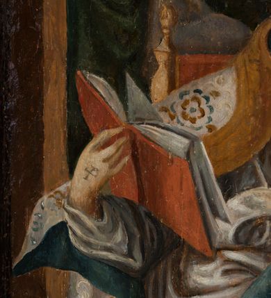 Zdjęcie nr 5: Obraz uzyskał kształt stojącego prostokąta, ujętego prostą, malowaną na jasnobrązowo ramę. Przedstawienie św. Ambrożego w pracowni zostało wkomponowane w pole w kształcie stojącego prostokąta ujętego u dołu i u góry przeciwstawną parą odcinkowych łuków nadwieszonych. Wokół pola obrazowego widoczne jest w odcieniach ciemnego drewna mazerowanie. Centrum kompozycji stanowi sylwetka siedzącego świętego w pracowni przy nakrytym żółtą tkaniną stole o wolutowych, rzeźbionych nogach. Ambroży zwrócony jest w trzech czwartych w prawo z nogami nieznacznie odchylonymi w lewo. Jego pociągłą twarz okala siwiejący krótki zarost. W prawej ręce trzyma otwartą księgę w czerwonej oprawie, zaś lewą podtrzymuje złoty pastorał o zdobnej krzywaśni, z której końca zwisa paniselus. Ubrany jest we wzorzystą jasną kapę podbitą niebieską podszewką. Okrywa ona białą albę. Na jego rękach widoczne są rękawiczki pontyfikalne, a na głowie mitra biskupia z tej samej tkaniny co kapa. Na blacie pomiędzy innymi leży na pulpicie otwarta księga. Widoczny jest także kałamarz oraz zwisający z krawędzi blatu zwój pergaminu przyciśnięty księgą. Przed stołem z lewej strony stoi pleciony słomiany ul. W głębi pracowni-komnaty widoczne jest łoże z jasnym namiotowym baldachimem i zielonymi zasłonami. Z prawej strony widać fragment architektonicznego obramienia kominka, a z lewej półokrągłe okno wypełnione gomółkami.