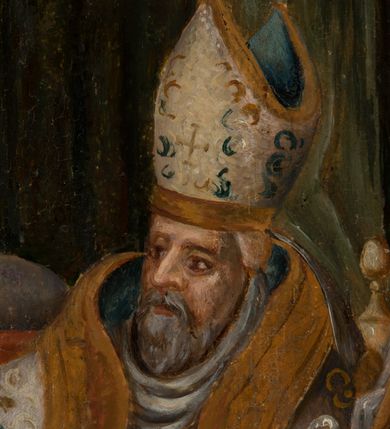 Zdjęcie nr 3: Obraz uzyskał kształt stojącego prostokąta, ujętego prostą, malowaną na jasnobrązowo ramę. Przedstawienie św. Ambrożego w pracowni zostało wkomponowane w pole w kształcie stojącego prostokąta ujętego u dołu i u góry przeciwstawną parą odcinkowych łuków nadwieszonych. Wokół pola obrazowego widoczne jest w odcieniach ciemnego drewna mazerowanie. Centrum kompozycji stanowi sylwetka siedzącego świętego w pracowni przy nakrytym żółtą tkaniną stole o wolutowych, rzeźbionych nogach. Ambroży zwrócony jest w trzech czwartych w prawo z nogami nieznacznie odchylonymi w lewo. Jego pociągłą twarz okala siwiejący krótki zarost. W prawej ręce trzyma otwartą księgę w czerwonej oprawie, zaś lewą podtrzymuje złoty pastorał o zdobnej krzywaśni, z której końca zwisa paniselus. Ubrany jest we wzorzystą jasną kapę podbitą niebieską podszewką. Okrywa ona białą albę. Na jego rękach widoczne są rękawiczki pontyfikalne, a na głowie mitra biskupia z tej samej tkaniny co kapa. Na blacie pomiędzy innymi leży na pulpicie otwarta księga. Widoczny jest także kałamarz oraz zwisający z krawędzi blatu zwój pergaminu przyciśnięty księgą. Przed stołem z lewej strony stoi pleciony słomiany ul. W głębi pracowni-komnaty widoczne jest łoże z jasnym namiotowym baldachimem i zielonymi zasłonami. Z prawej strony widać fragment architektonicznego obramienia kominka, a z lewej półokrągłe okno wypełnione gomółkami.