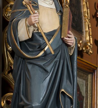 Zdjęcie nr 7: Ołtarz Najświętszego Serca Pana Jezusa uzyskał formę drewnianej i polichromowanej przyściennej struktury architektonicznej. Jest to założenie jednoosiowe i jednokondygnacyjne ze zwieńczeniem. Drewniana mensa wspiera się na prostopadłościennym drewnianym stipesie ołtarzowym flankowanym po bokach kolumienkami na wysokich cokolikach. Antepedium zostało podzielone obramionymi podłużnymi dwiema płycinami. Ich wewnętrzne krótsze boki są wklęsłe. W centrum pomiędzy płycinami znajduje się złocony czteroliść w owalu z wpisanym w środku krzyżem równoramiennym. Nastawa została ustawiona na zdwojonym cokole z przylegającym do niego na środku wielobocznym tabernakulum. Prostopadłościenne tabernakulum o ściętych narożach dekorowane jest płycinami ozdobionymi przenikającymi się ostrołukami z noskami. Drzwiczki zdobią litery alfa i omega. Górną część tabernakulum zamyka profilowany gzyms, natomiast dolną dekoruje pseudogotycki fryz z motywem czteroliścia wpisanego w romboidalną kratownicę. Podobny fryz znajduje się w dolnej cześć cokołu nastawy. Z kolei górną zdobią podłużne płyciny ze złoconą dekoracją maswerkową. Z cokołu wyrasta architektoniczna struktura utworzona z centralnej aediculi flankowanej parami kolumn o korynckich, złoconych kapitelach i czerwonych trzonach dekorowanych złotym ornamentem geometrycznym. Kolumny zostały ustawione na niewielkich postumentach. Podtrzymują one imposty z cokolikami z rozetami, z których wyrastają złocone, skręcone mniejsze kolumienki z fantazyjnymi kapitelami podtrzymującymi czworoboczne sterczyny przechodzące w pinakle zwieńczone kwiatonami. W dolnej części pomiędzy kolumnami zastosowano wydłużone płyciny zwieńczone trójbocznie z wpisanymi ostrołukami, wypełnionymi złoconym ornamentem astwerkowym. Natomiast w górnej części pomiędzy skręconymi kolumienkami oraz w tle arkady wieńczącej aediculę zastosowano płyciny dekorowane złoconymi ostrołukami z noskami. Ponad bocznymi płycinami wypiętrzono po bokach dwa mniejsze trójkątne szczyty zakończone pinaklami. Większy trójkątny szczyt, wypełniony obrazem z przedstawieniem Niepokalanego Serca Najświętszej Marii Panny, wznosi się nad centralną aediculą zakończoną ostrołukowo. W górnej części ostrołuk aediculi wypełnia ażurowy fantazyjny maswerk. W aediculi znajduje się obraz Najświętszego Serca Pana Jezusa, a na zasuwach obraz Matki Boskiej Różańcowej i św. Barbary. Nastawę po bokach flankują pełnoplastyczne figury św. Dominika oraz św. Katarzyny Sieneńskiej. Całość polichromowana jest w odcieniach seledynowej zieleni, rozbielonej czerwieni oraz błękintawej szarości. Partie ornamentów i profile płycin są złocone.